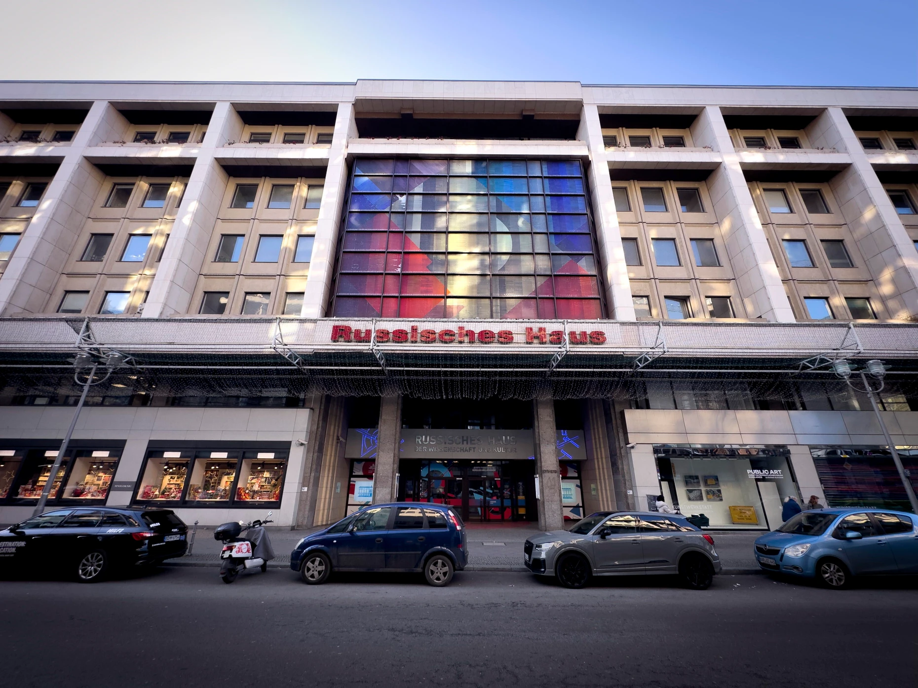Das Russische Haus steht mitten im Zentrum der deutschen Hauptstadt in der Friedrichstrasse