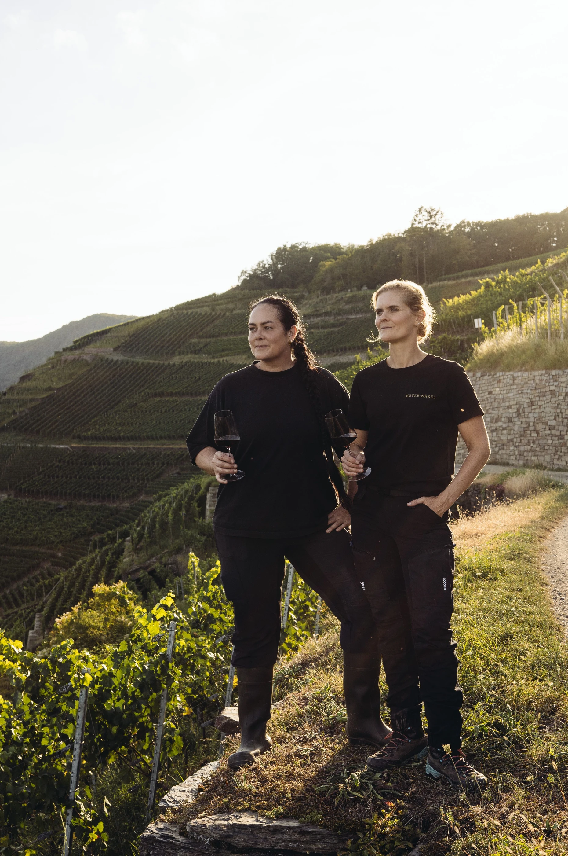 Sie blicken zuversichtlich in die Zukunft, obwohl sie Schreckliches erlebt haben: die Winzerinnen Dörte und Meike Näkel vom Weingut Meyer-Näkel.