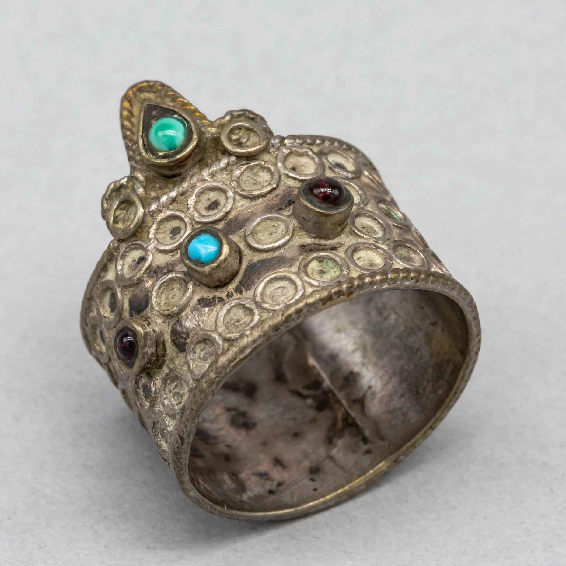 Die Spur seiner Herkunft verliert sich in der Geschichte: Fingerring aus jüdischem Besitz.