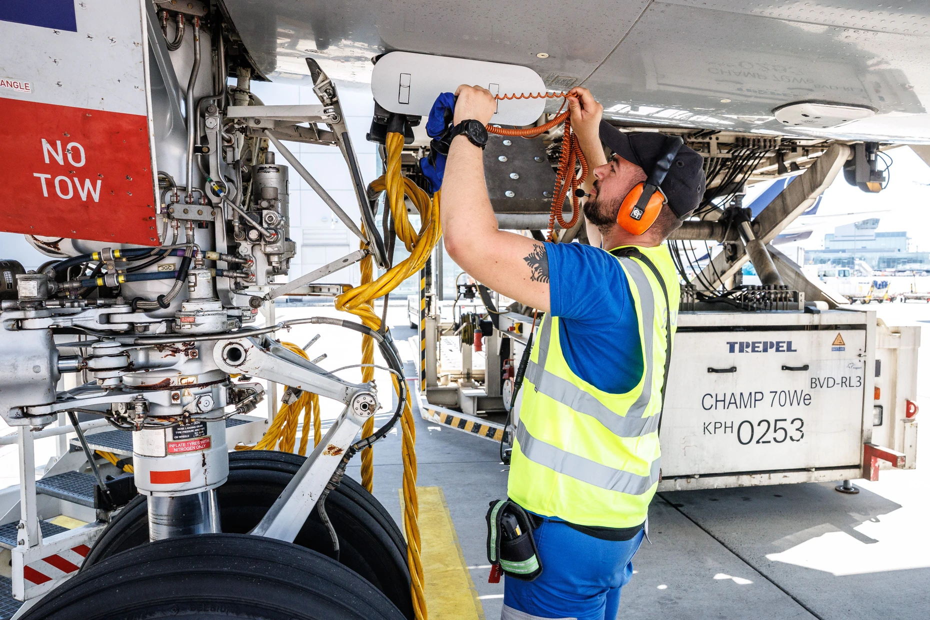 Bevor das Flugzeug rollt: Über sein Headset bleibt Rexhepi während des Pushbacks mit dem Cockpit in Kontakt.