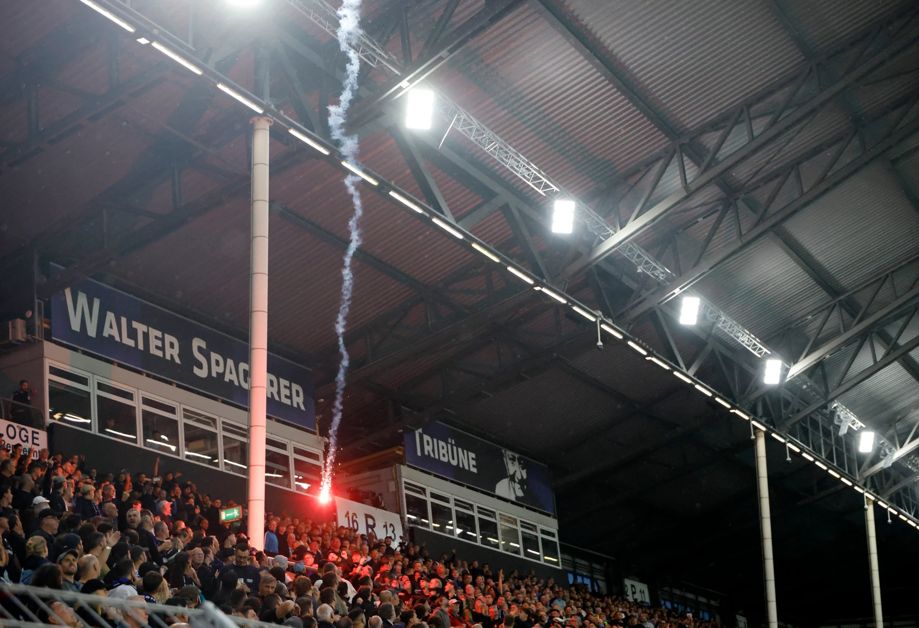 Eine Pyrofackel fliegt aus dem Kaiserslautern-Block auf die Haupttribüne.