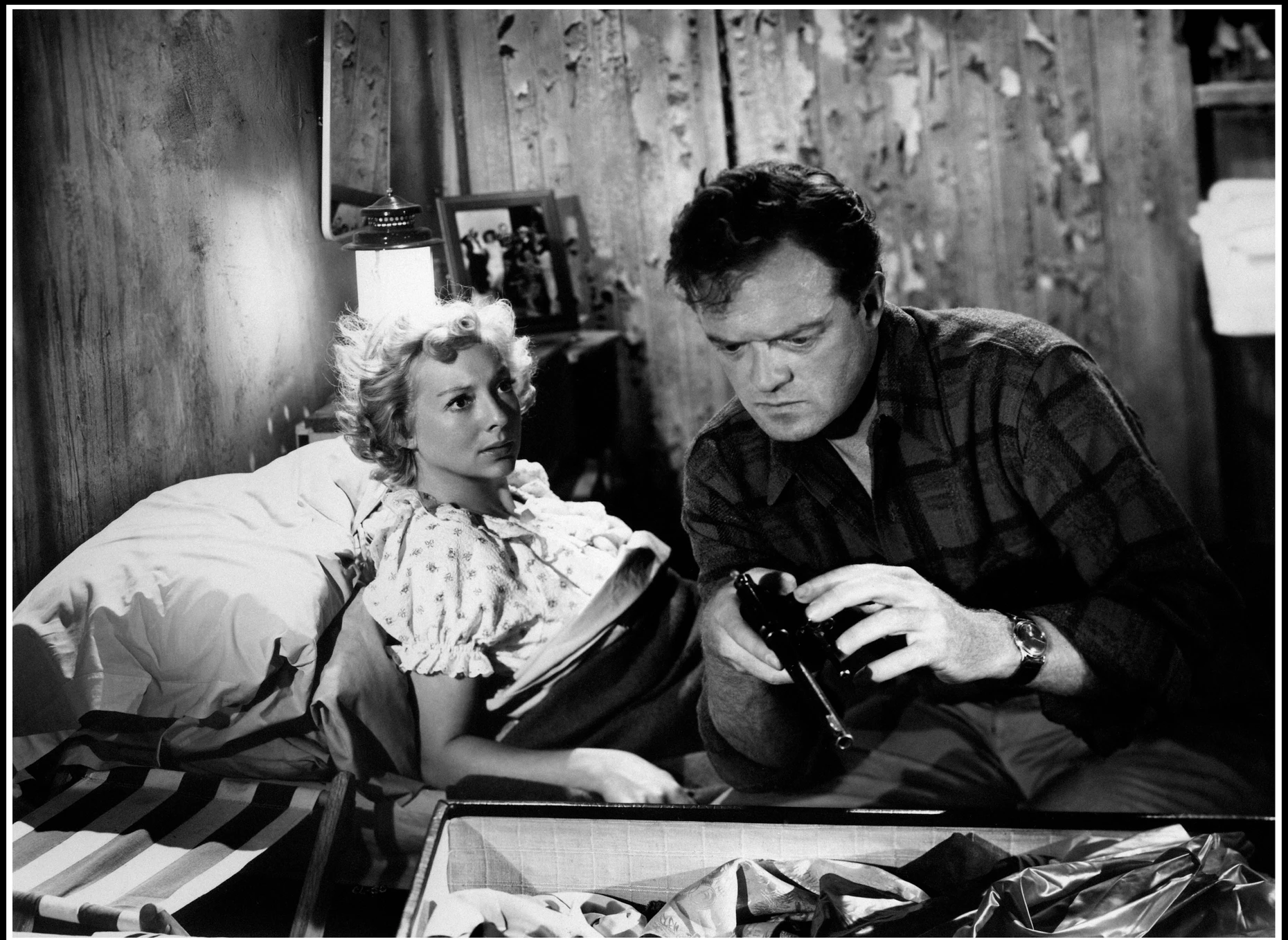 Der Regisseur Joseph Losey (1909 bis 1984) arbeitete eine Zeit lang in Europa. Seinen Kriminalfilm „The Prowler“ („Dem Satan singt man keine Lieder“) drehte er aber 1950 in Hollywood; Szene mit den Hauptdarstellern Evelyn Keyes und Van Heflin