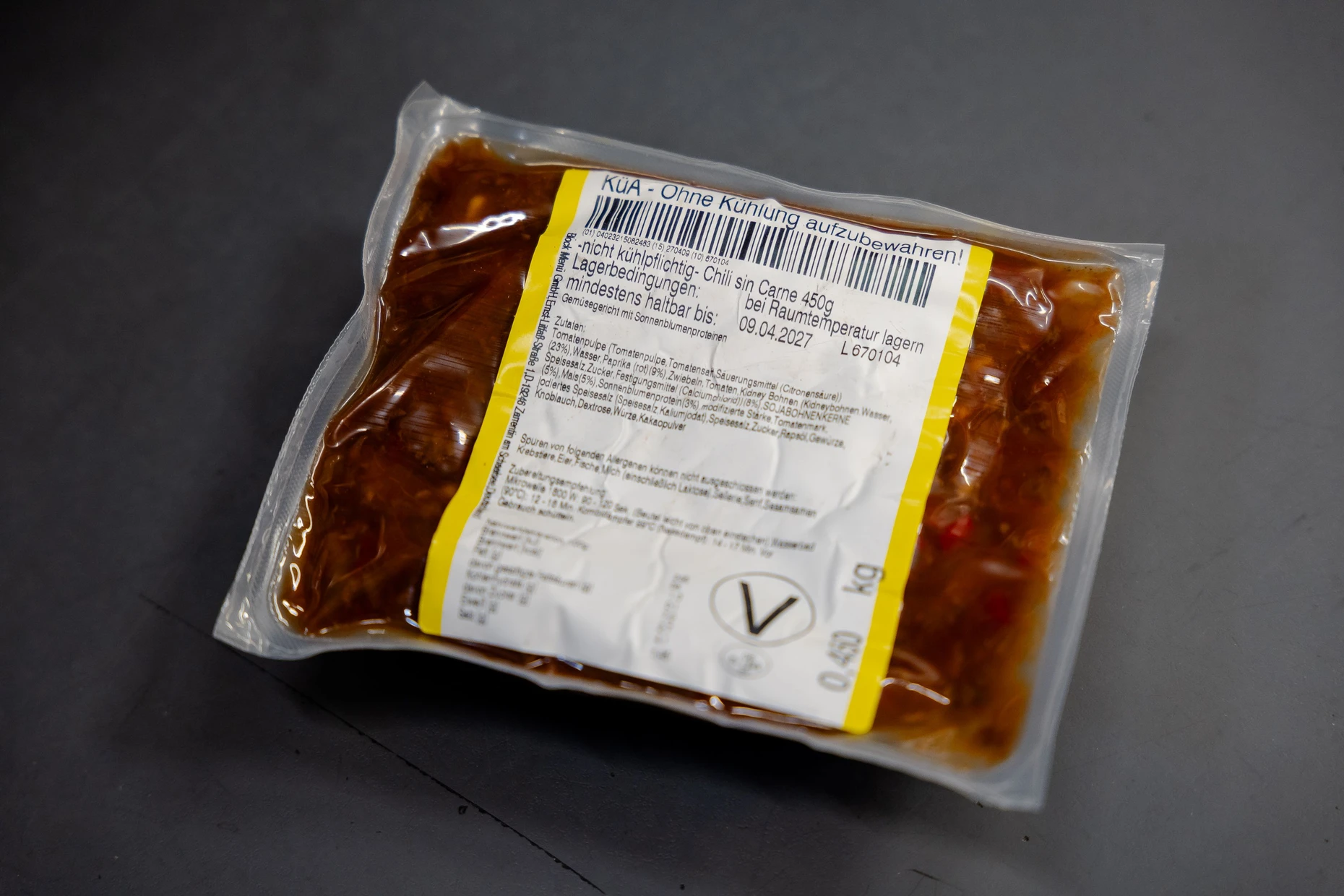 Heiß und fleischlos: Chili sin Carne für das Bordrestaurant der DB. Erhitzt, angerichtet und mit Brötchen wird es für 12,50 Euro verkauft.