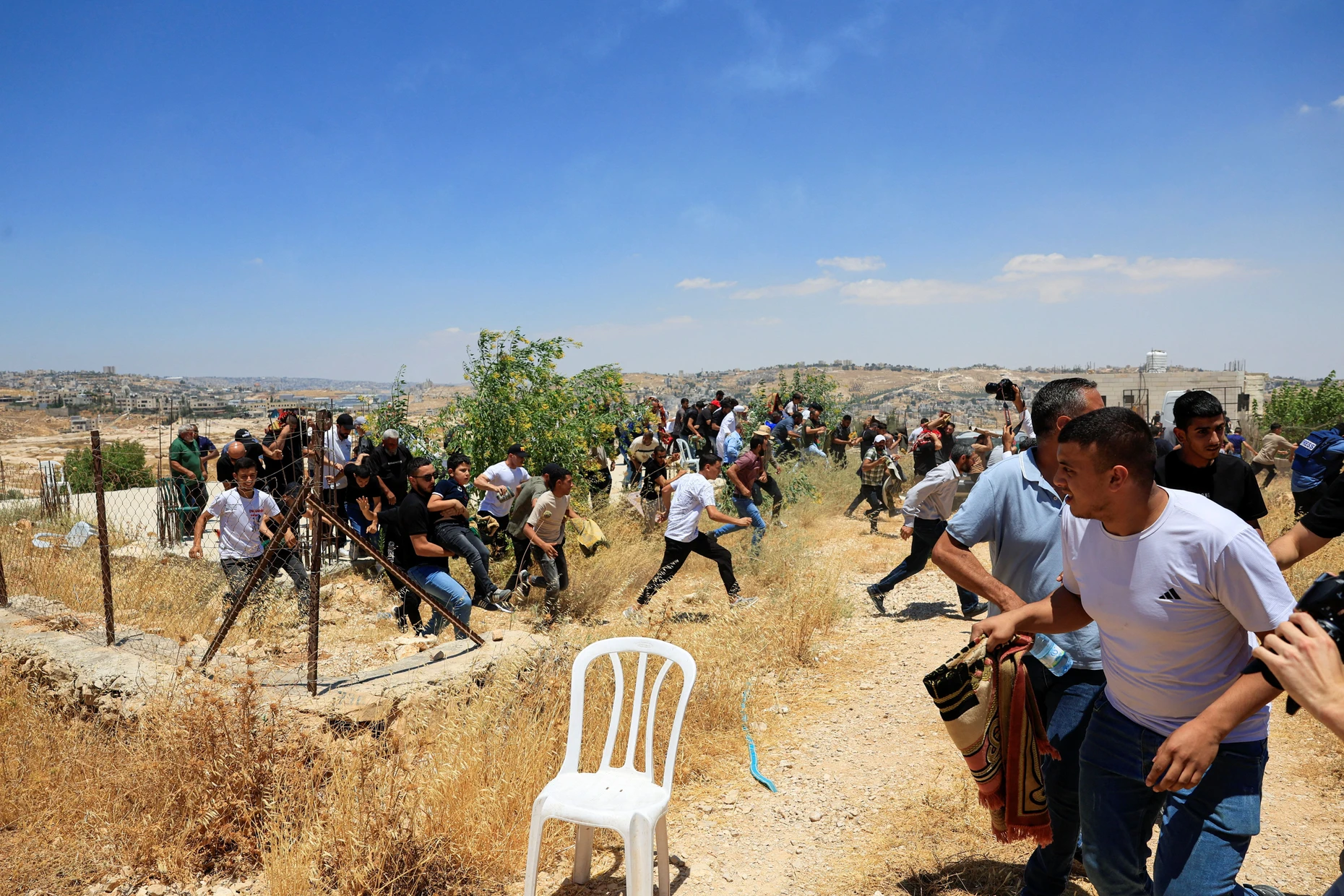 Sie protestierten gegen Israels Siedlungspolitik: Palästinenser fliehen Anfang Juli 2026 vor israelischen Soldaten, die gegen die Demonstranten im Westjordanland vorgehen