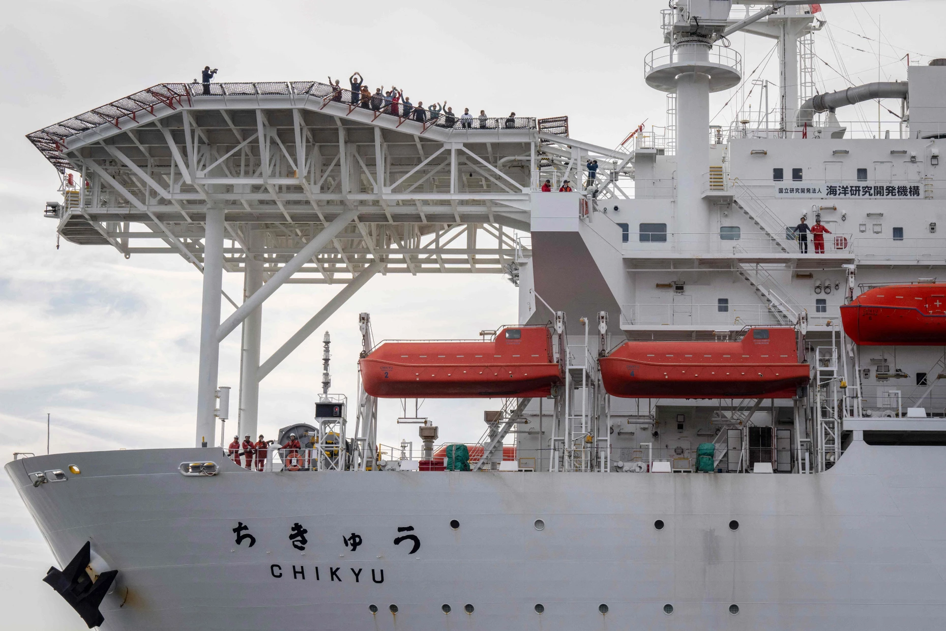 Zurück von der Tiefseeerkundungsfahrt: Das japanische Schiff Chikyu läuft in den Hafen in Shimizu ein.