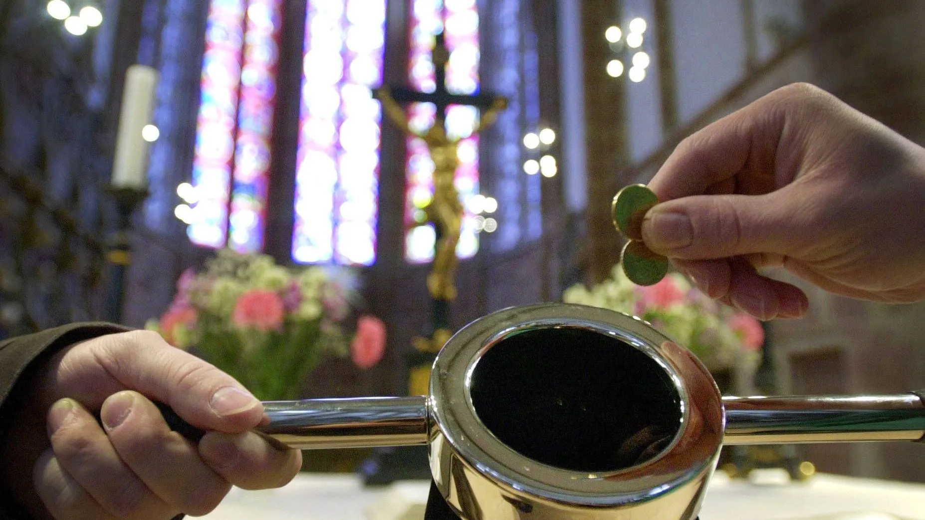 Münzen fallen spärlich: Die Einnahmen aus dem Klingelbeutel reichen der Kirche schon lange nicht mehr.