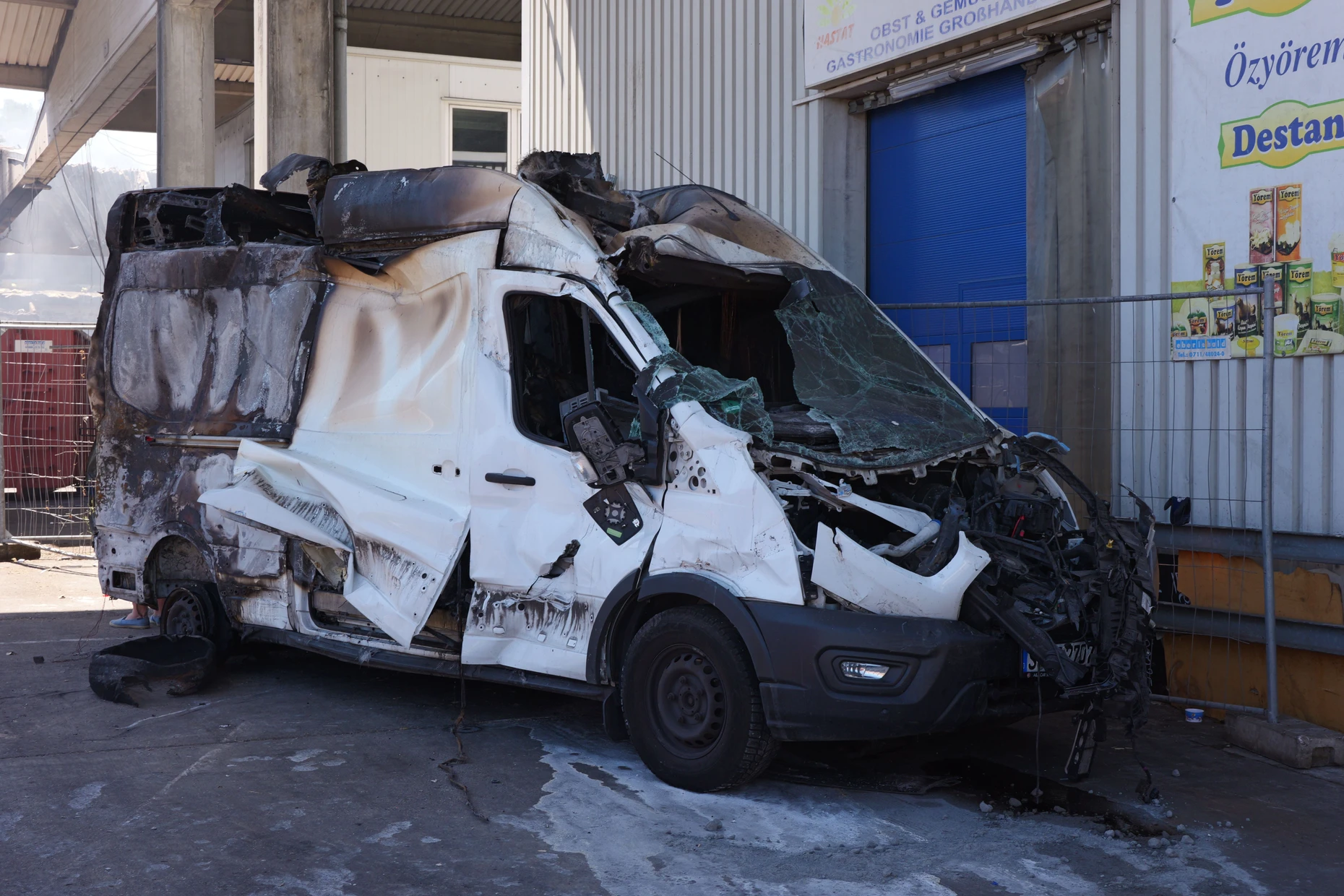 Auch auf Autos wie auf diesen einstmals weißen Transporter sprang das Feuer über.