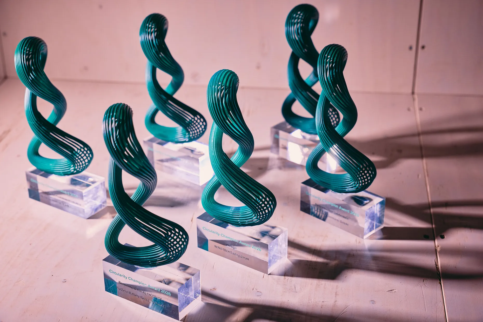 Auszeichnung für zirkuläre Lösungen: Der Circularity Champion Award 2026 würdigt Unternehmen, die Ressourcen schonen, Produktwerte erhalten und neue Wege für die Kreislaufwirtschaft eröffnen.