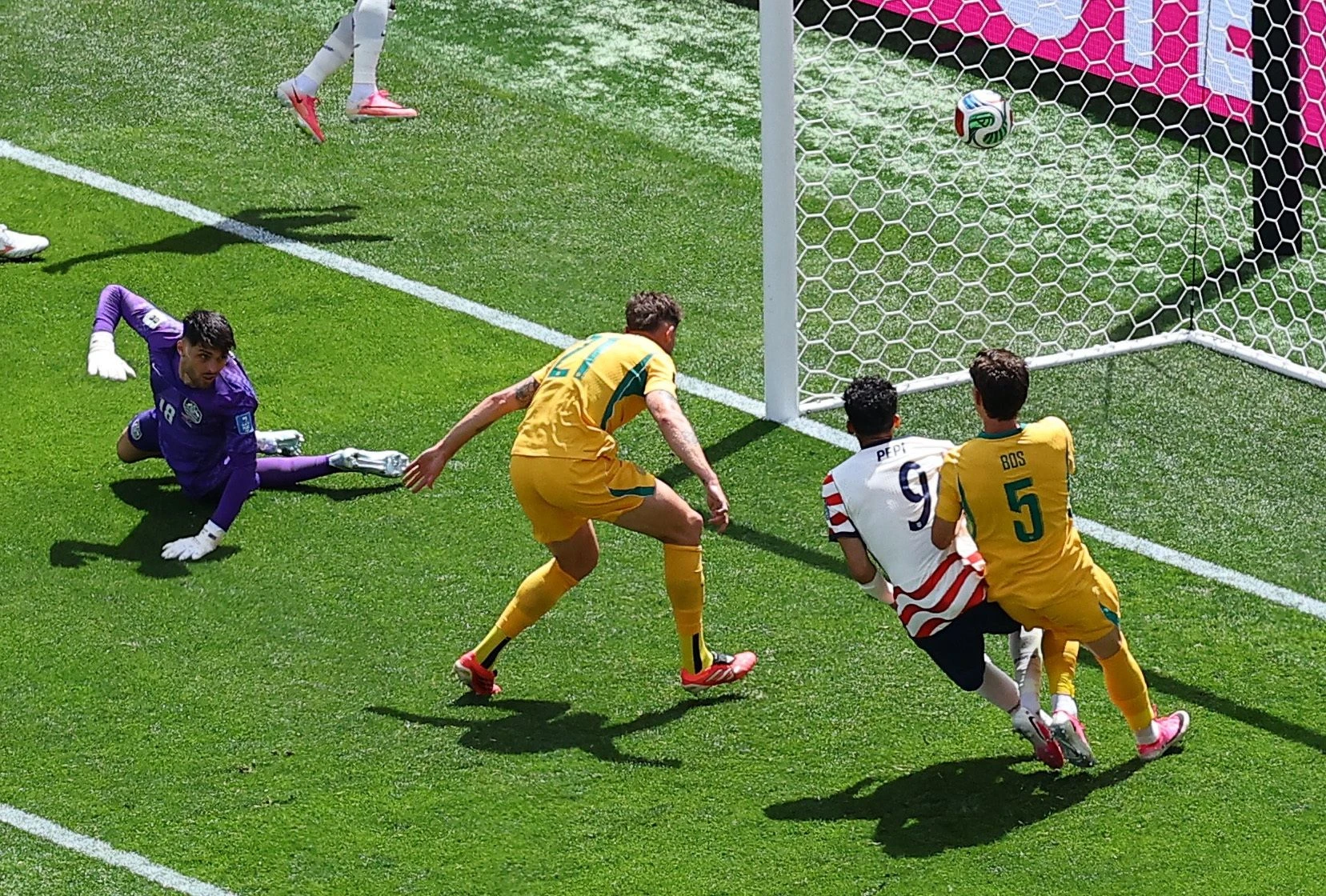 Socceroo im Pech: Cameron Burgess (Mitte) stolpert vor dem eigenen Tor in den Ball.