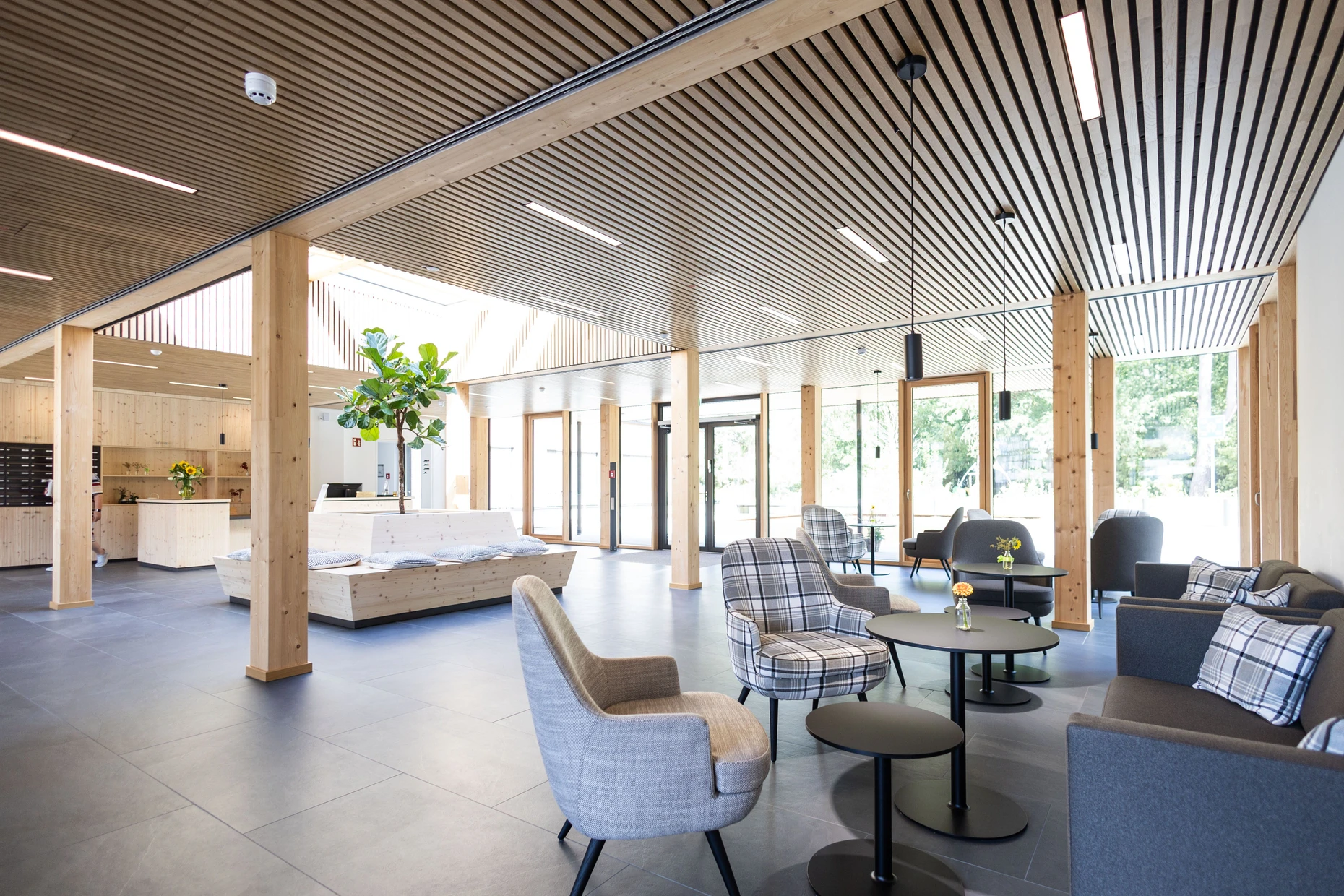 Viel Licht und viel Holz: Das Foyer mit Conciergeservice.