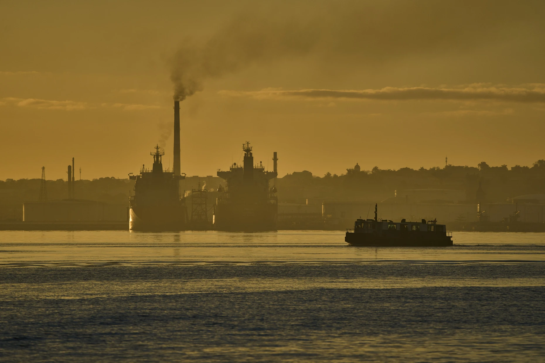 Eine Fähre durchquert am 24. März 2026 die Bucht von Havanna, vorbei an der Ölraffinerie „Ñico López“.