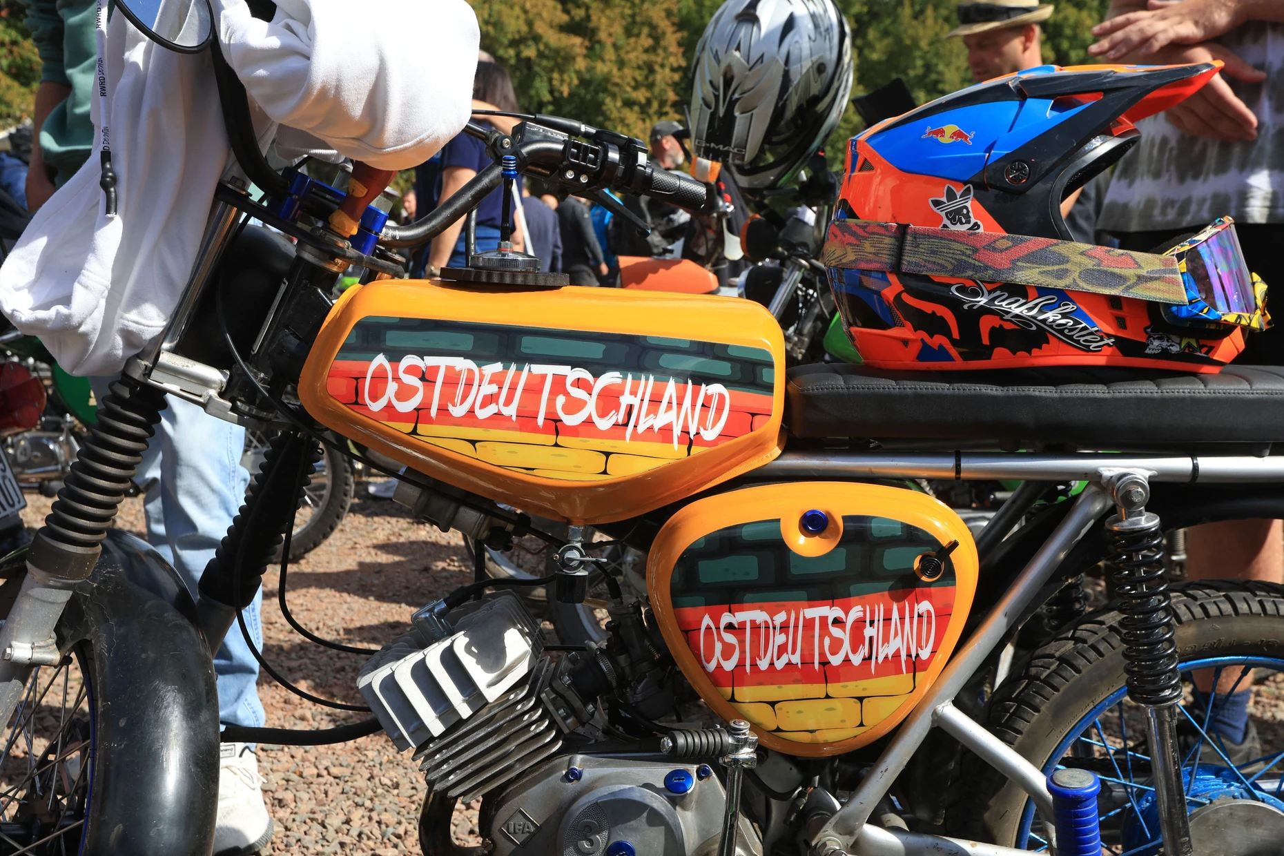 Simson-Mopeds bei einer Ausfahrt mit dem AfD-Spitzenkandidaten Ulrich Siegmund