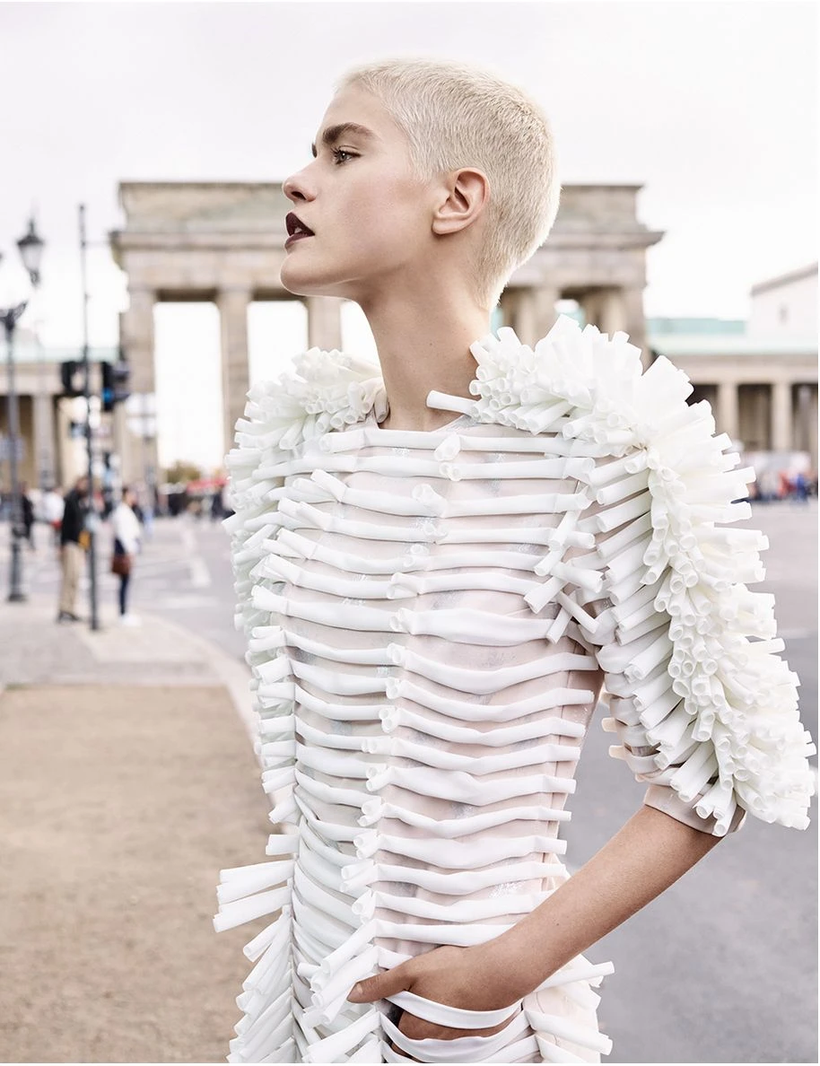  Armin Morbach x F.C. Gundlach, Rekonstruktion einer ikonischen Aufnahme von 1955 vor dem Brandenburger Tor für die Kampagne „100 Jahre Schwarzkopf“, 2018