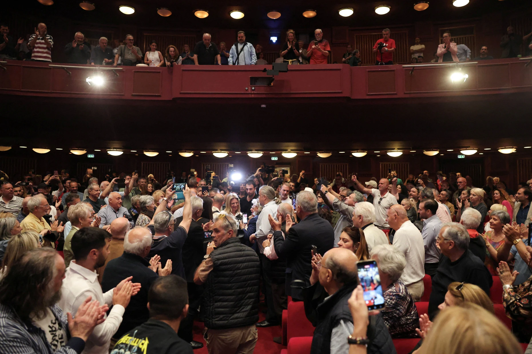 Maria Karystianou betritt bei einer Parteiveranstaltung in Thessaloniki den Versammlungsraum.
