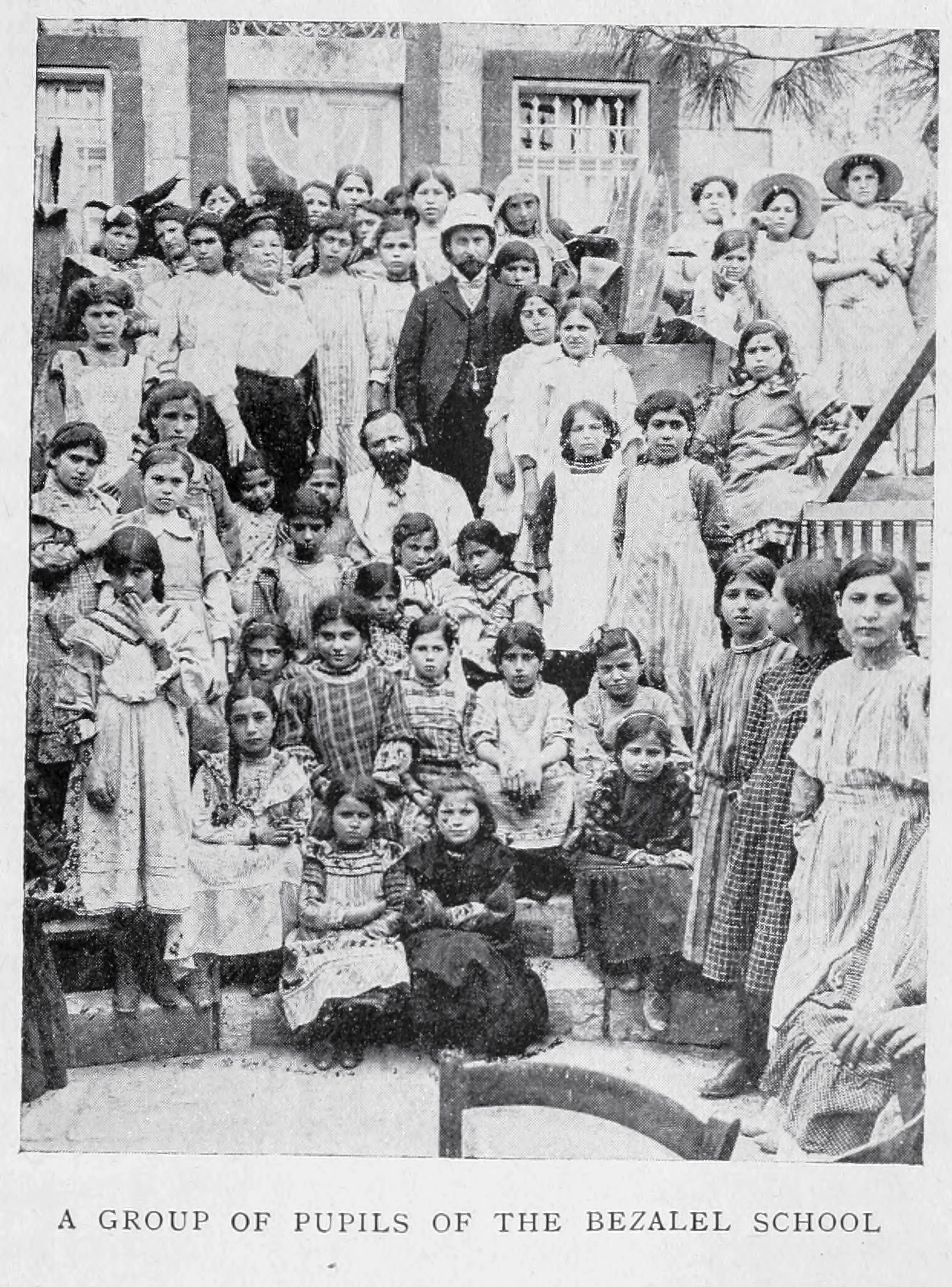 Kulturmissionsschule: 1906 gründete Boris Schatz in Jerusalem das Lehrhaus Bezalel, benannt nach dem Kunsthandwerker, den Moses beauftragte, das Zeltheiligtum der Israeliten zu errichten.