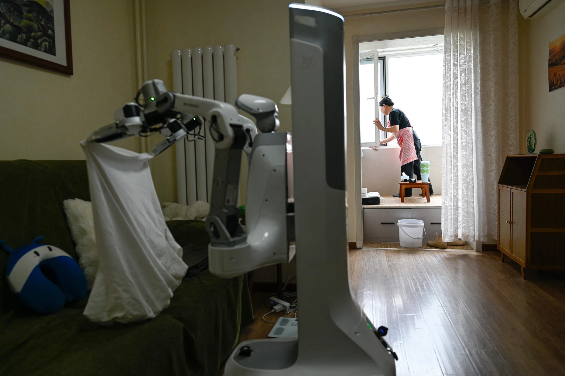 „Eine Ausprägung der Technologie sein, die wir so im Moment nicht erwarten.“ Roboter müssen keine Beine haben, um im Alltag hilfreich zu sein. Ein Haushaltsroboter mit Armen und Rädern, aufgenommen im Mai 2026 in Peking.
