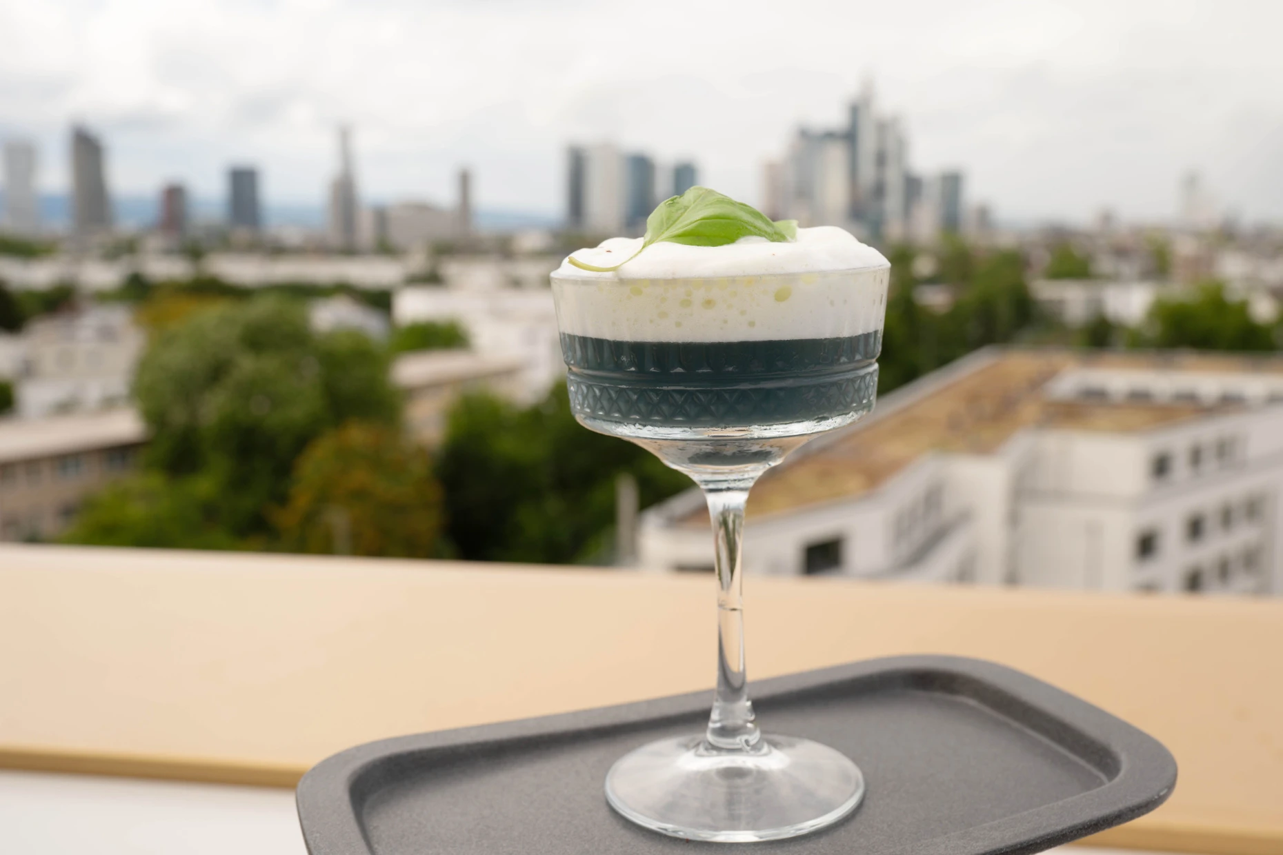 Cocktail „El Chapo: Das und mehr gibt es in der The Blasky Rooftop Bar in Sachsenhausen