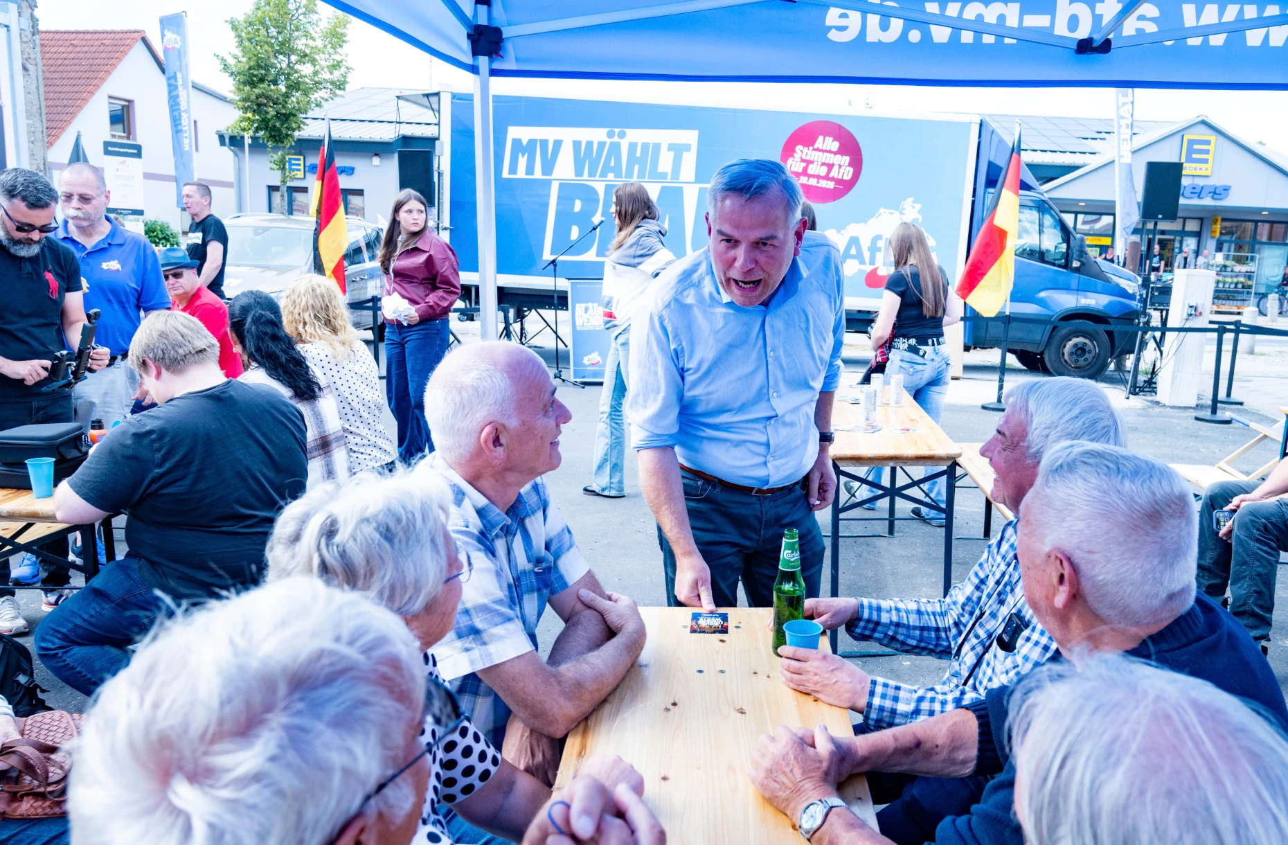 Rechtsextemisten schrecken sie nicht ab: Leif-Erik Holm (mitte) im Gespräch mit Besuchern und AfD-Anhängern in Garz