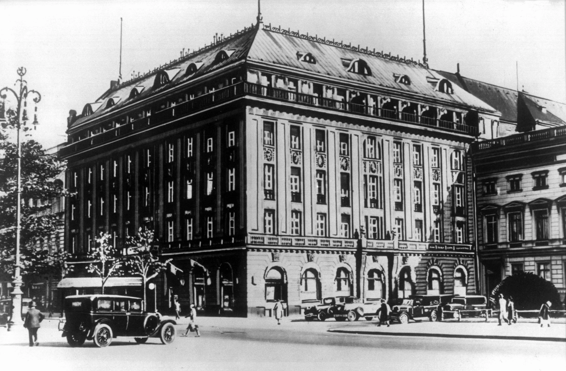 Hotel mit Historie: Das Adlon eröffnete 1907, wurde kurz nach Kriegsende 1945 durch ein Feuer zerstört und 1997 wiedereröffnet.