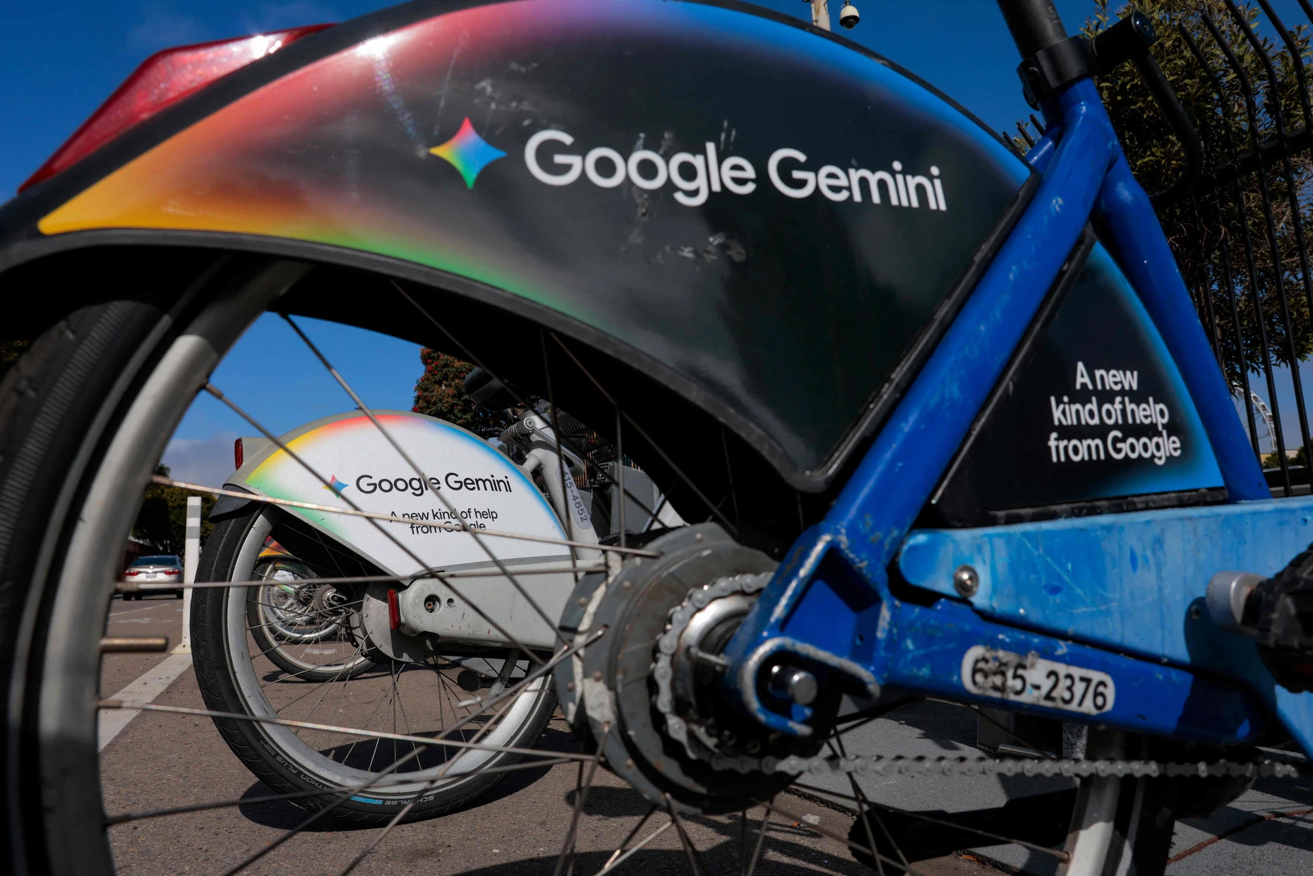 Im Silicon Valley wirbt Google auf Fahrrädern für Gemini.