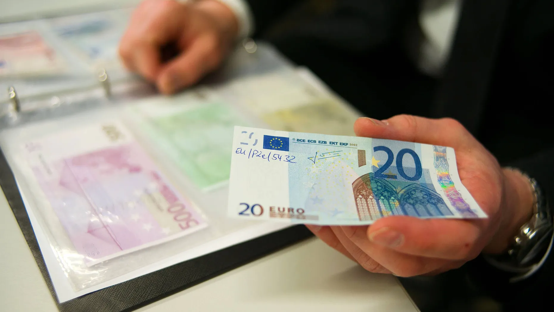 Ein gefälschter 20-Euro-Schein im nationalen Analysezentrum der Bundesbank.