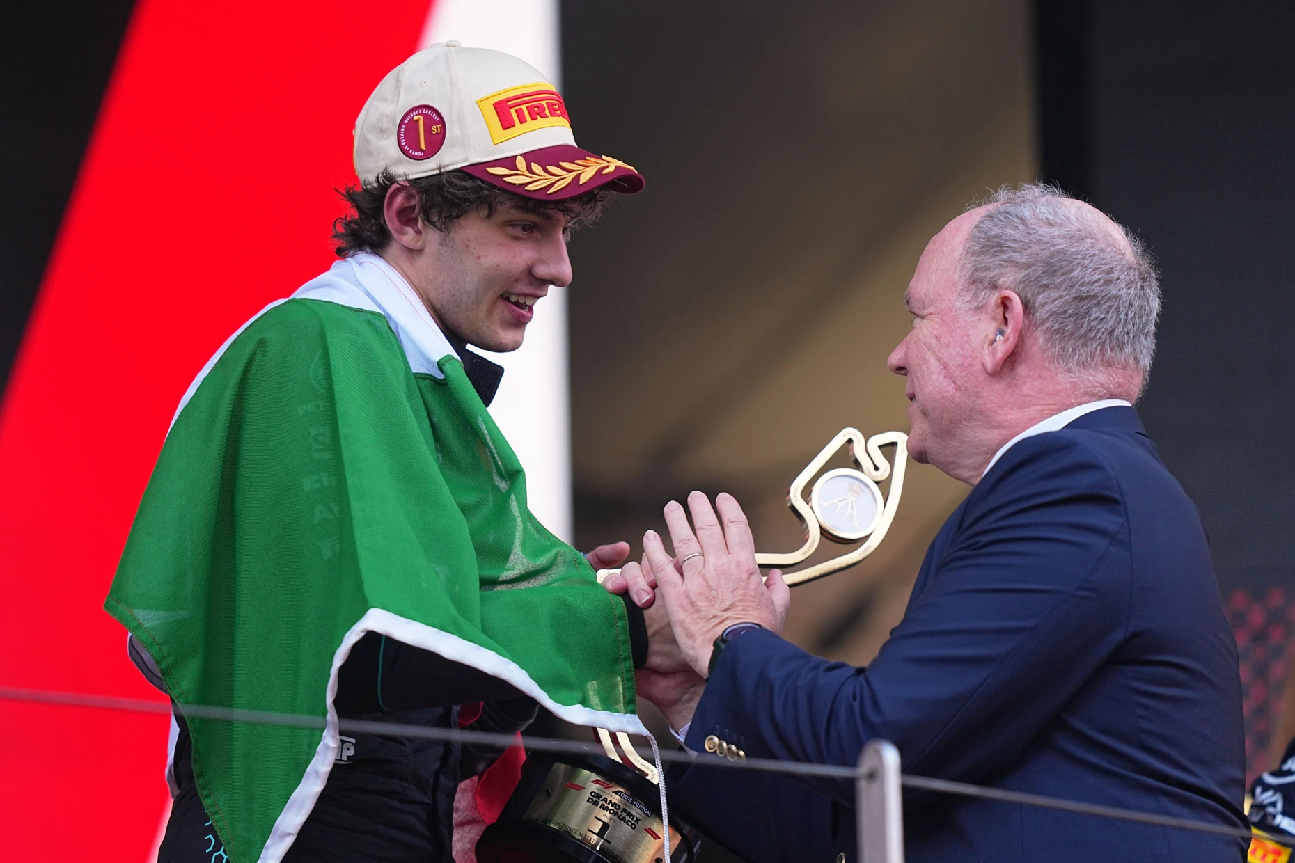 Der neue Formel-1-König mit Fürst: Kimi Antonelli erhält die Siegertrophäe von Albert II.