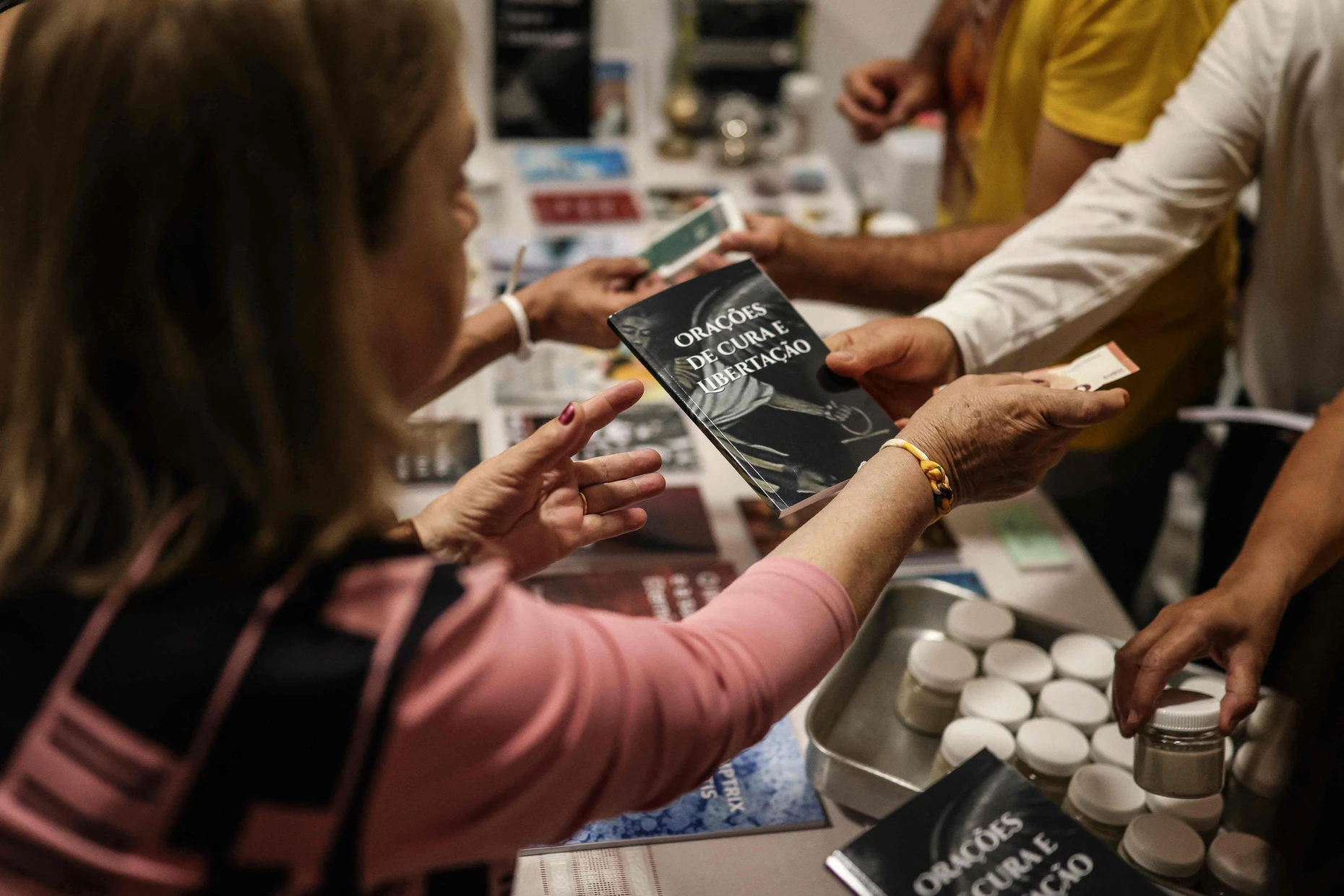 Teilnehmer können vor Ort Gebetsbücher, „exorziertes“ Salz und eigens hergestellte Salben kaufen.