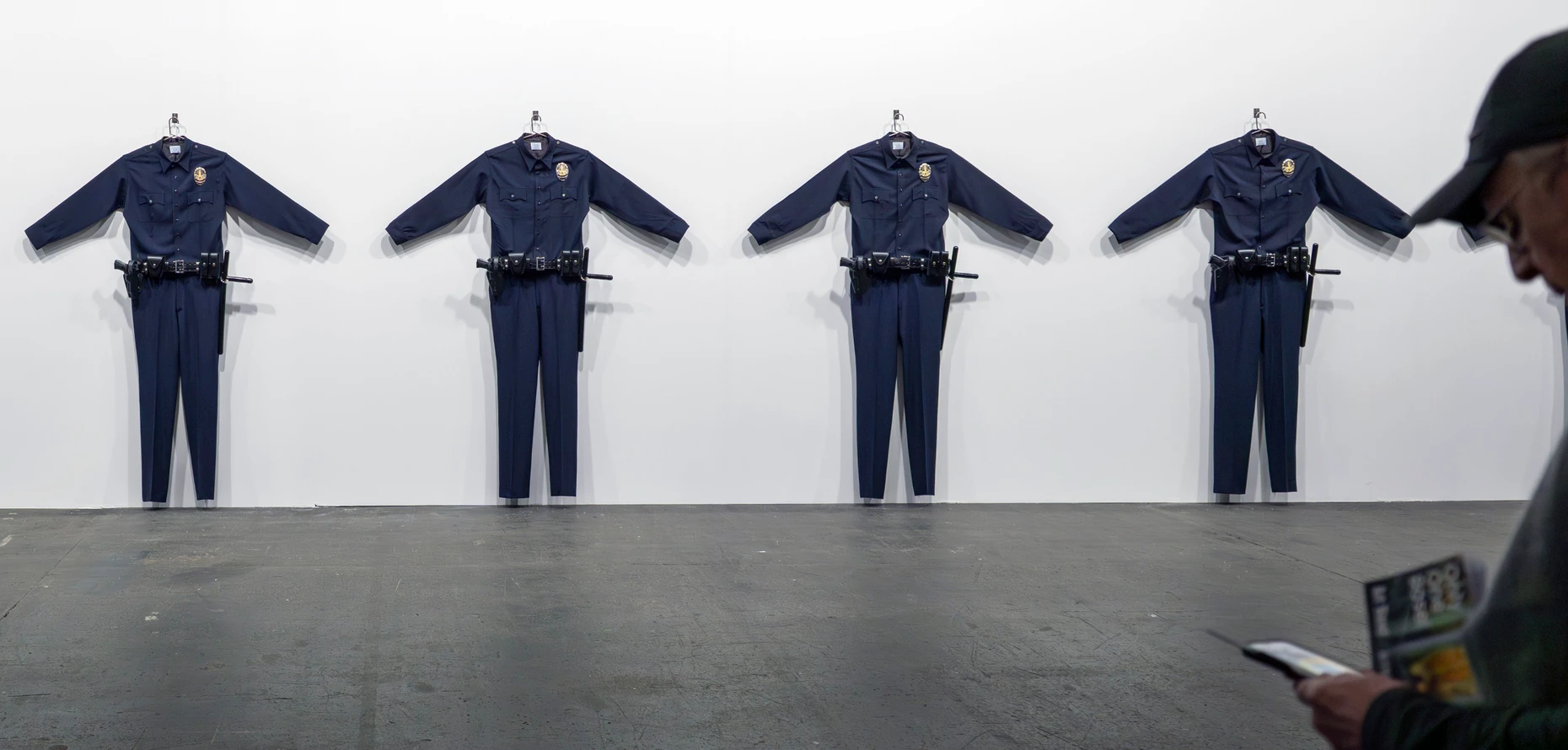 Zur Begrüßung in der „Unlimited“-Halle: „L.A.P.D. Uniforms“ von Chris Burden aus dem Jahr 1993 (Gagosian)