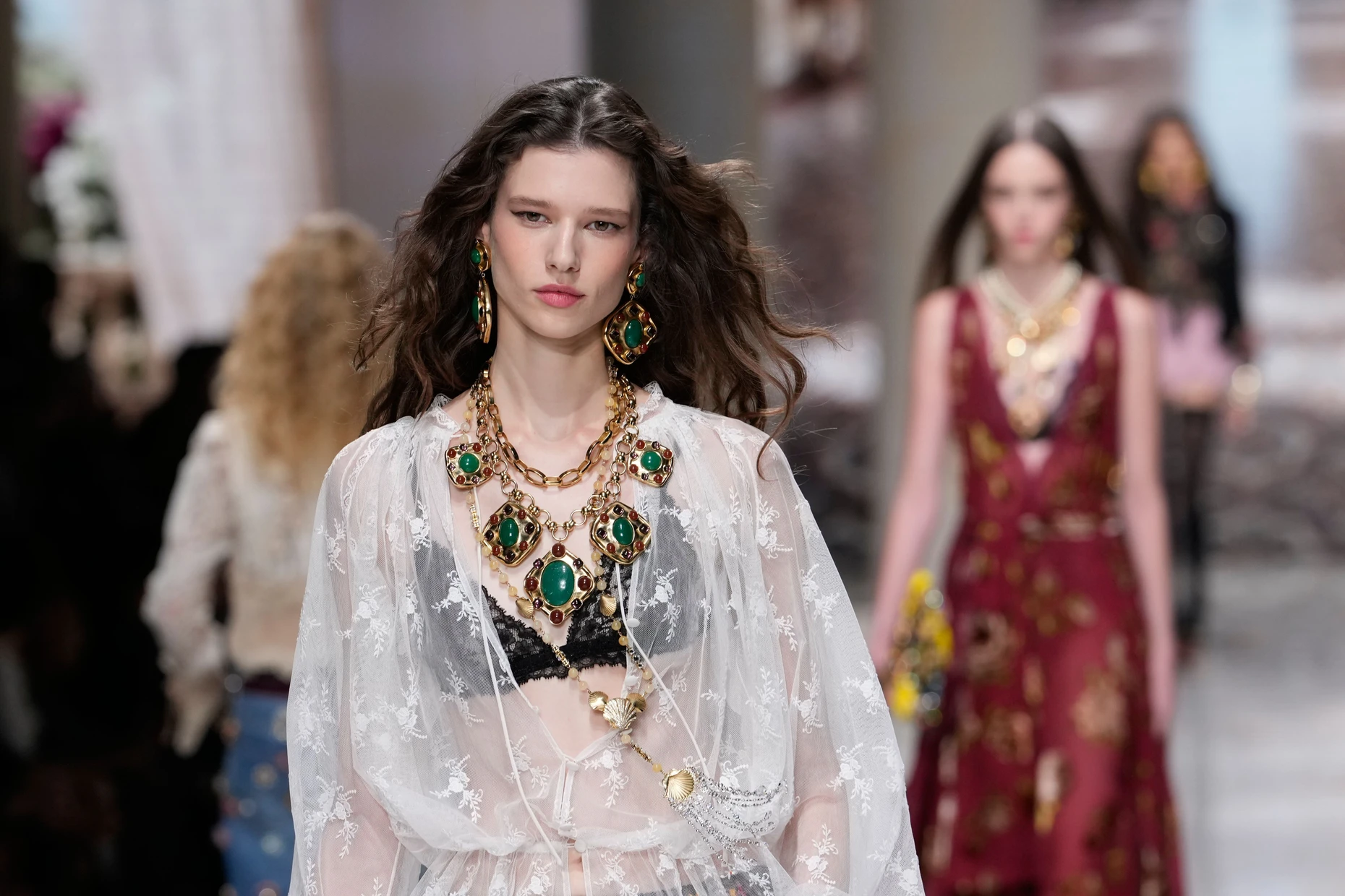 Lässt durchblicken: Dolce & Gabbana zeigen transparente Blusen.