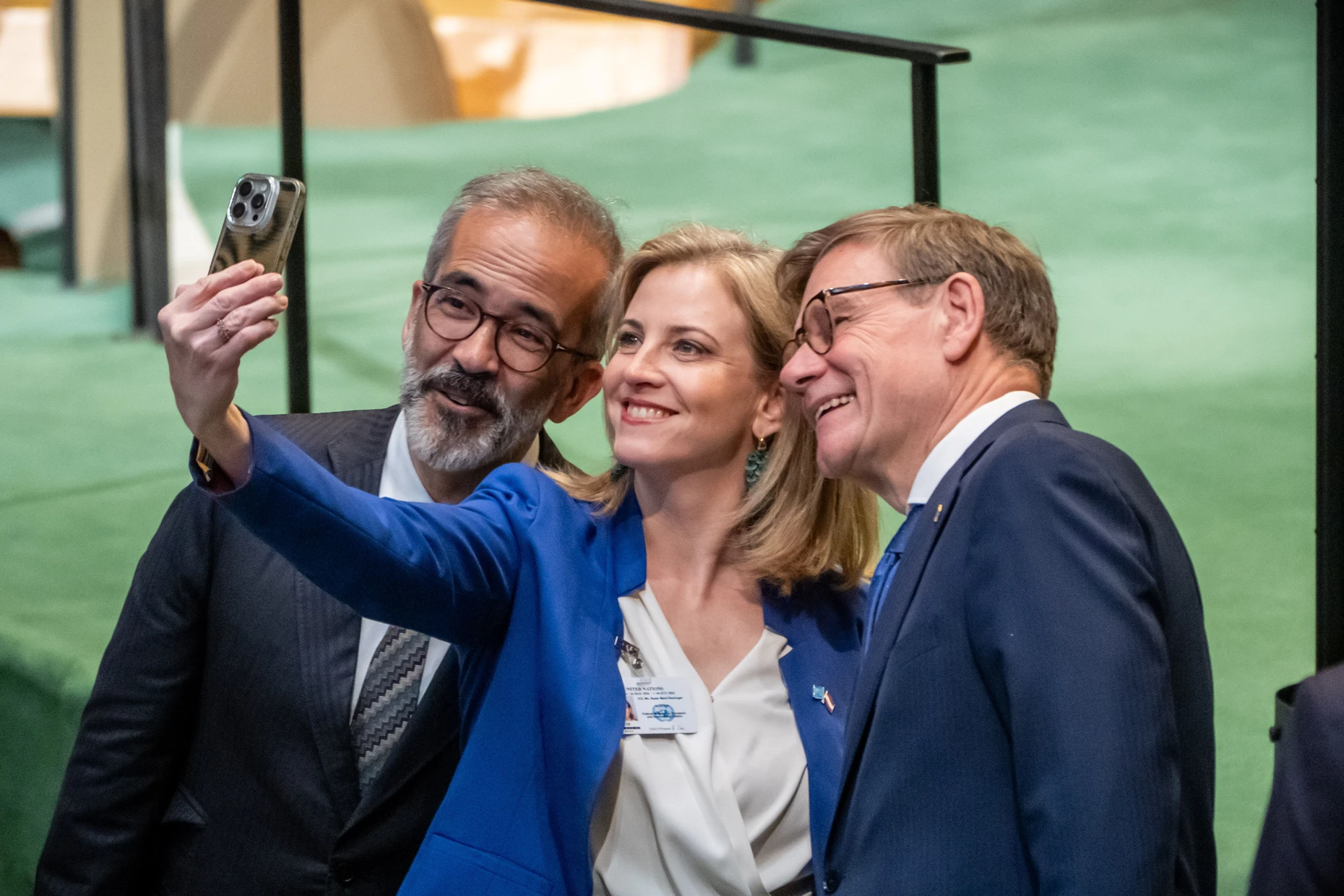 Selfie mit der Konkurrenz: Johann Wadephul (rechts) macht ein Foto mit Österreichs Außenministerin, Beate Meinl-Reisinger, und dem Portugiesen Paulo Rangel.