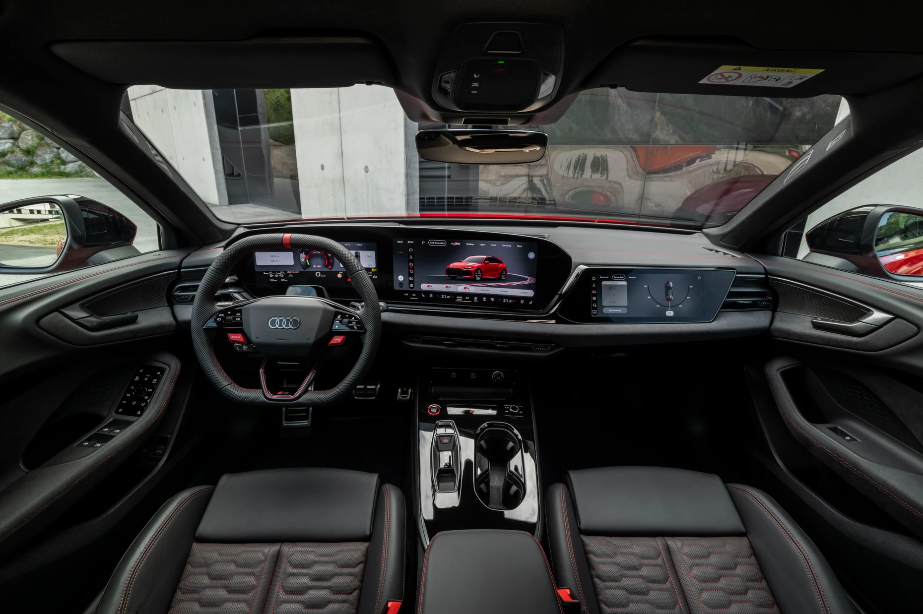 Bildschirme gibt es im Innern genug, dazu ein Head-up-Display. Manche Materialie könnte wertiger sein.