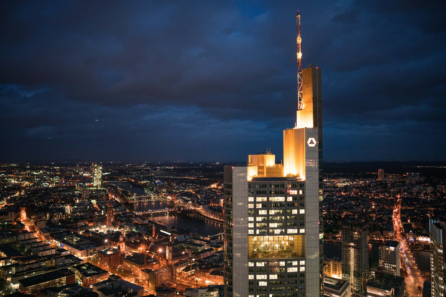 Frankfurter Wahrzeichen: der Commerzbank-Tower bei Nacht