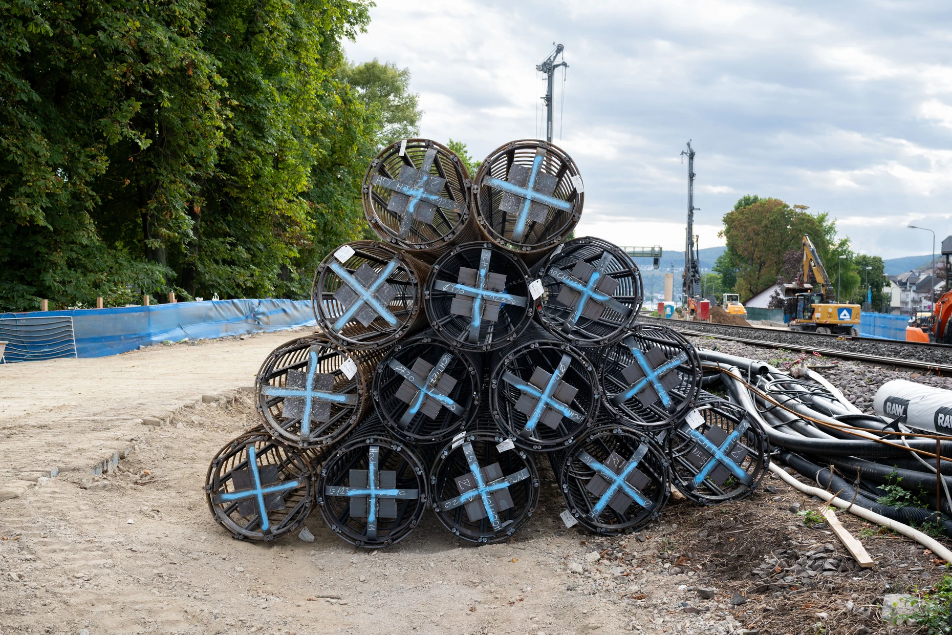 Hoher Materialeinsatz: Bohrpfähle liegen für den Einsatz an der Bahnstrecke bei Rüdesheim bereit.