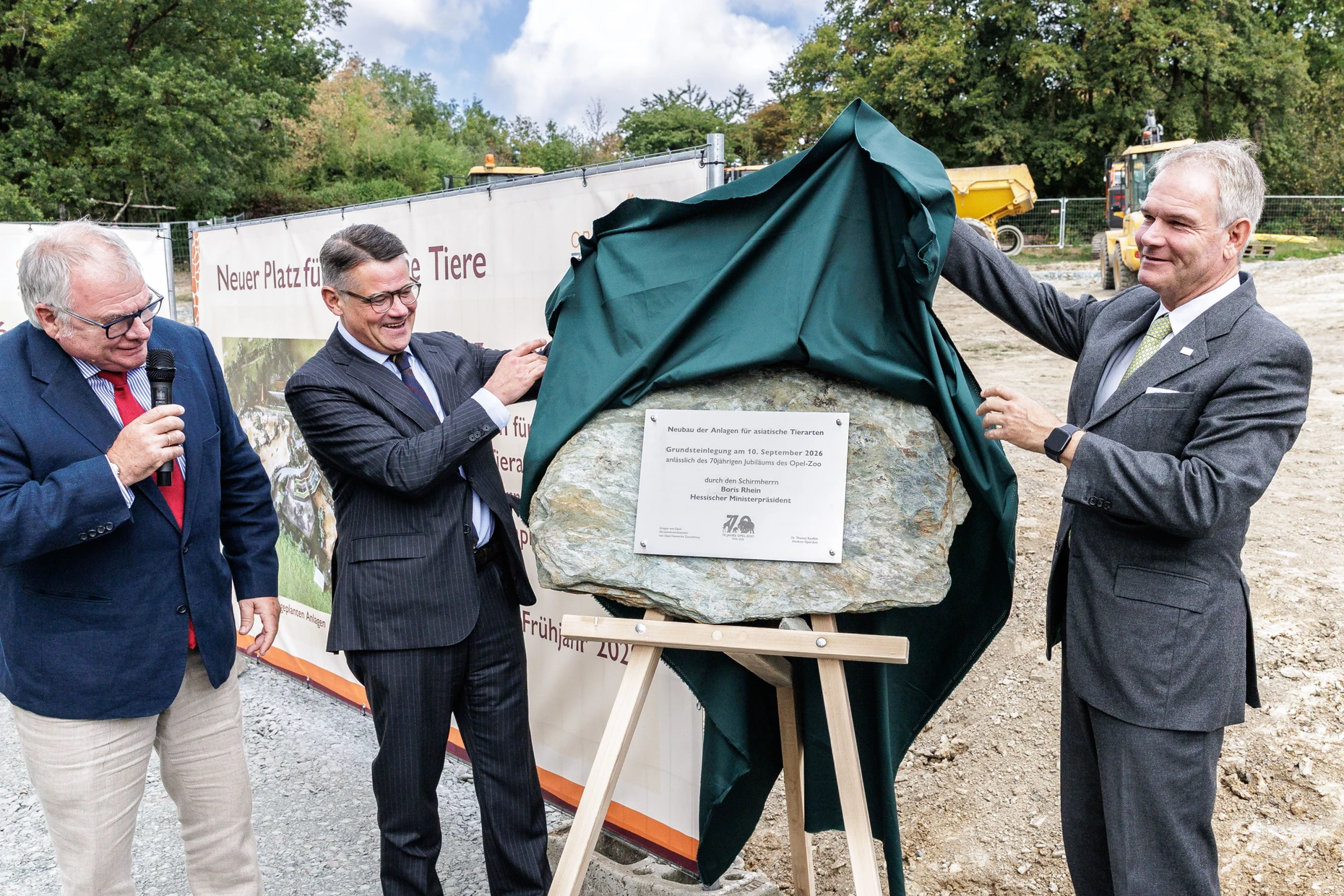 Zoodirektor Thomas Kauffels (von links nach rechts), Ministerpräsident Boris Rhein (CDU) und Gregor von Opel enthüllen den Grundstein des Neubaus für asiatische Tierarten.