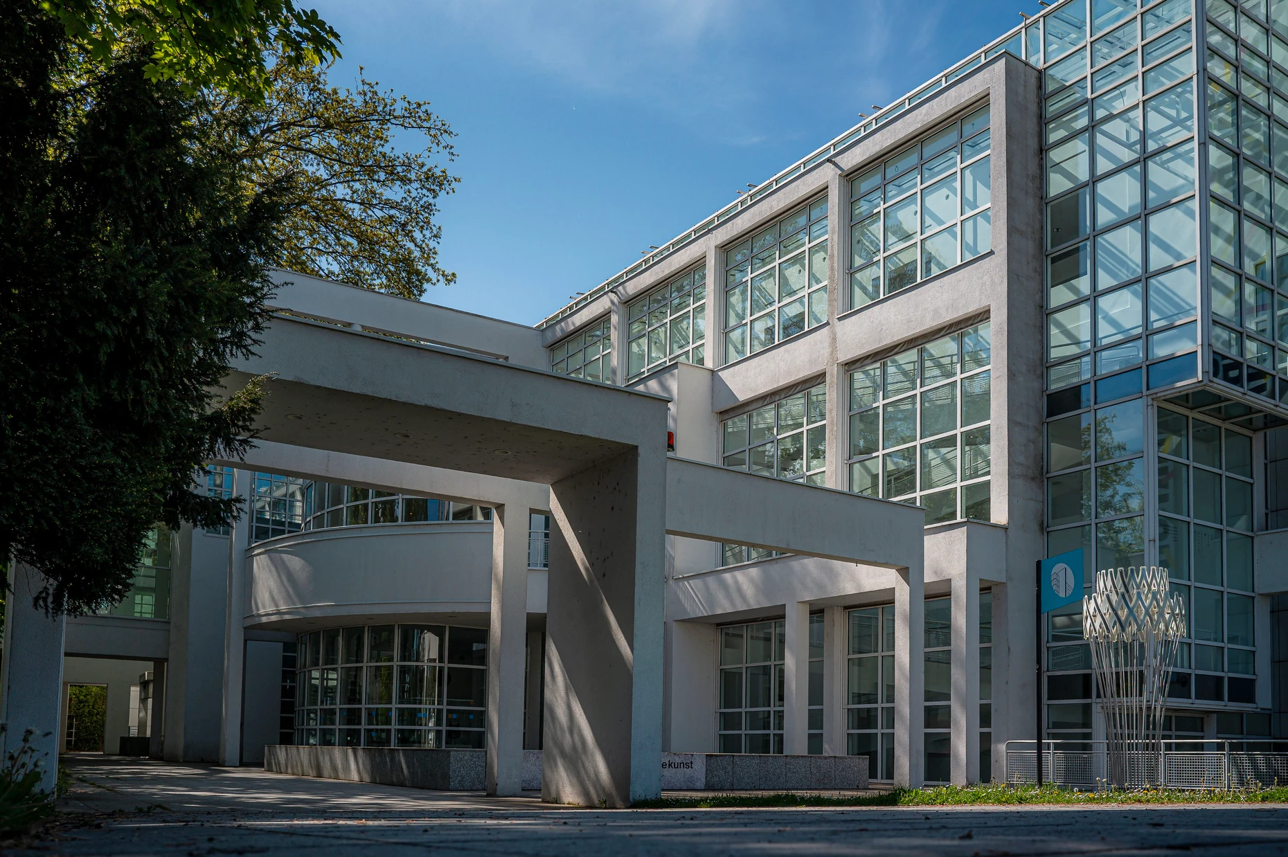 Das Museum Angewandte Kunst von Richard Meier ist ein Schlüsselbau des Museumsufers