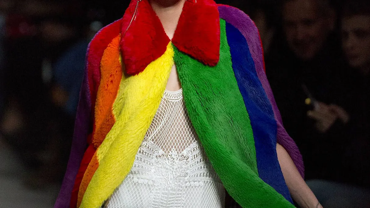 Farben: Cara Delevingne trägt den Regenbogen auf dem Umhang.