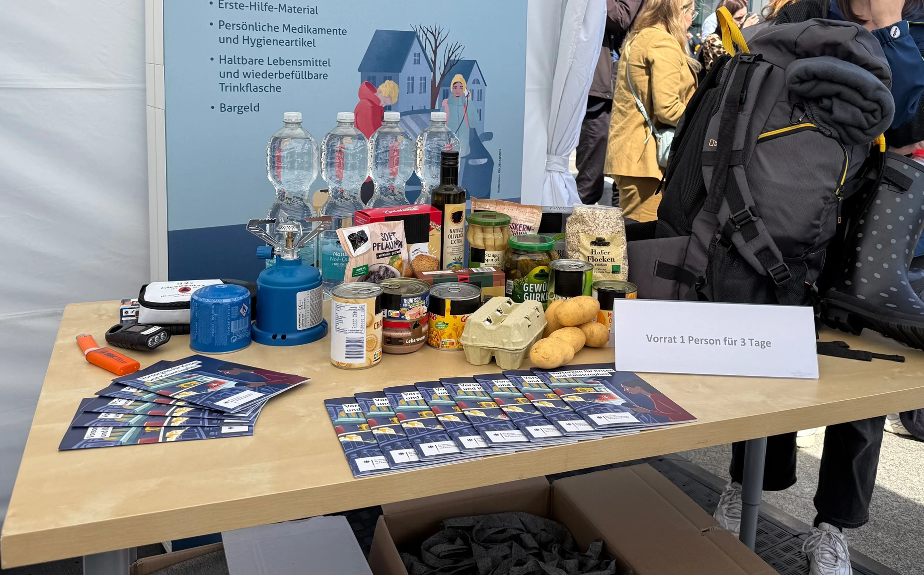 An einem Infostand veranschaulicht das Bundesamt für Bevölkerungsschutz und Katastrophenhilfe, wie viel Lebensmittel jeder zu Hause haben sollte.