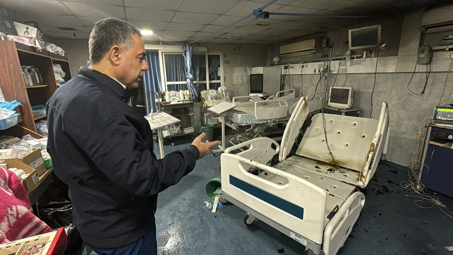 Im Herbst 2024 harrte Abu Safiya weiter im belagerten Kamal-Adwan-Krankenhaus aus und dokumentierte die Schäden.
