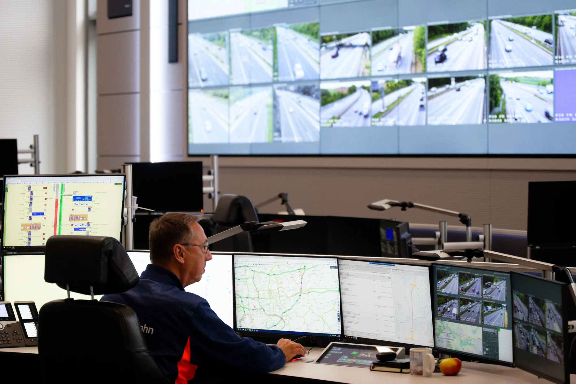 19.05.2026, Nordrhein-Westfalen, Leverkusen: Eine große Zahl von Bildschirmen zeigt in der Verkehrszentrale Leverkusen der Autobahn GmbH des Bundes Landkarten und Bilder von Autobahnkameras. Foto: Henning Kaiser/dpa +++ dpa-Bildfunk +++