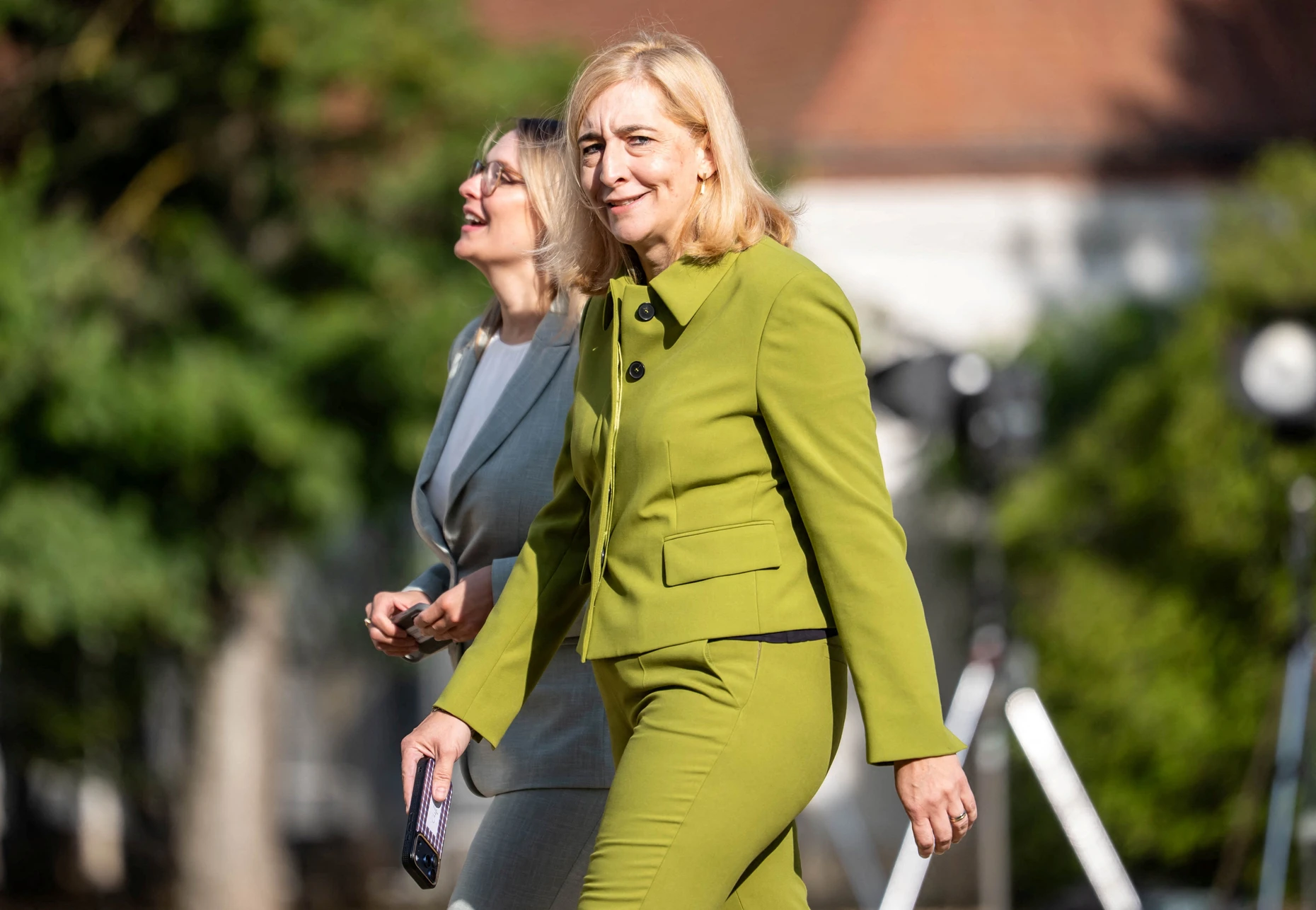 Warken auf dem Weg zur Klausur in Neuhardenberg