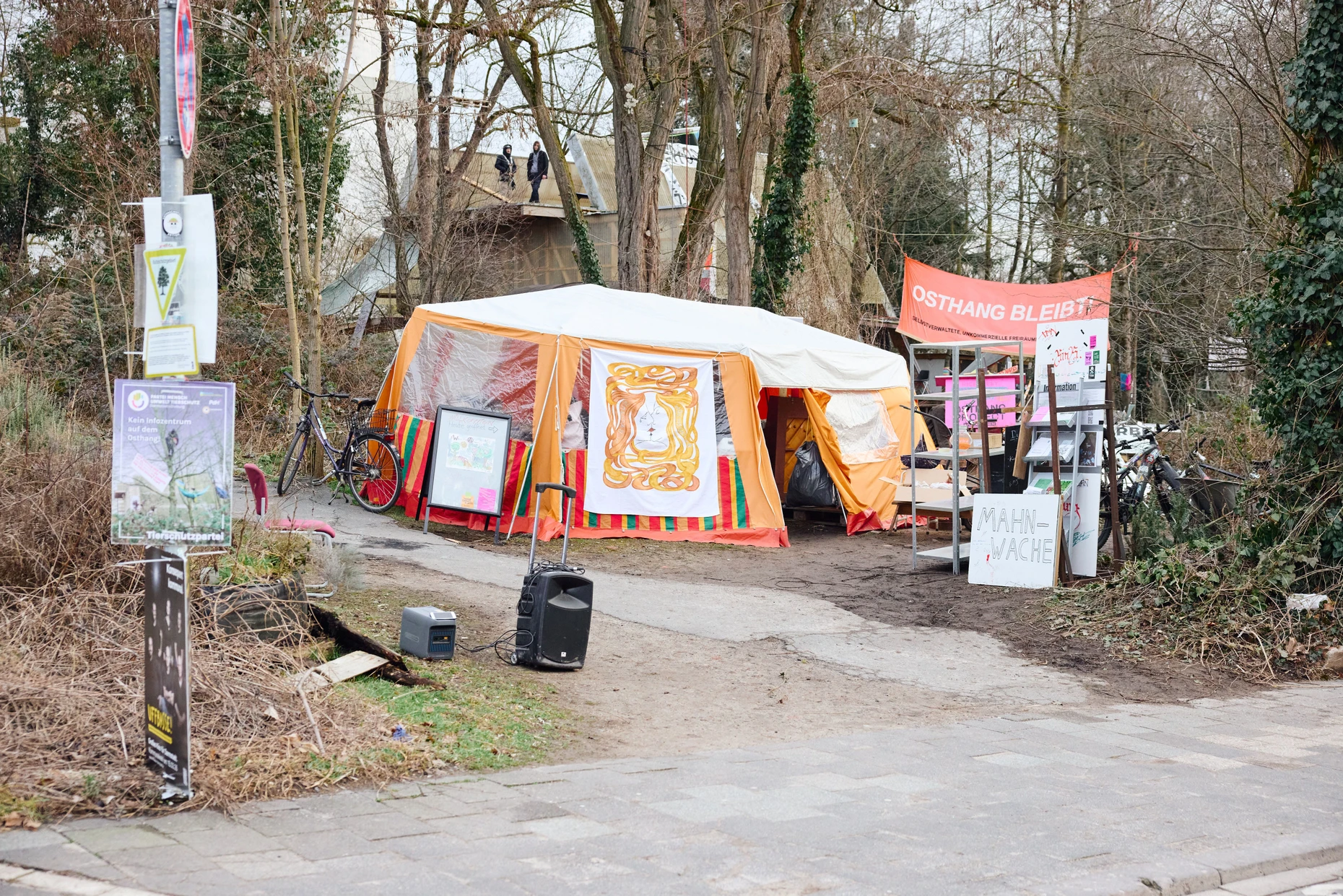 Widerstand: Gegner des Neubauvorhabens hatten im vergangenen Winter den Osthang besetzt und monatelang dort ausgeharrt, um Bauarbeiten zu verhindern.