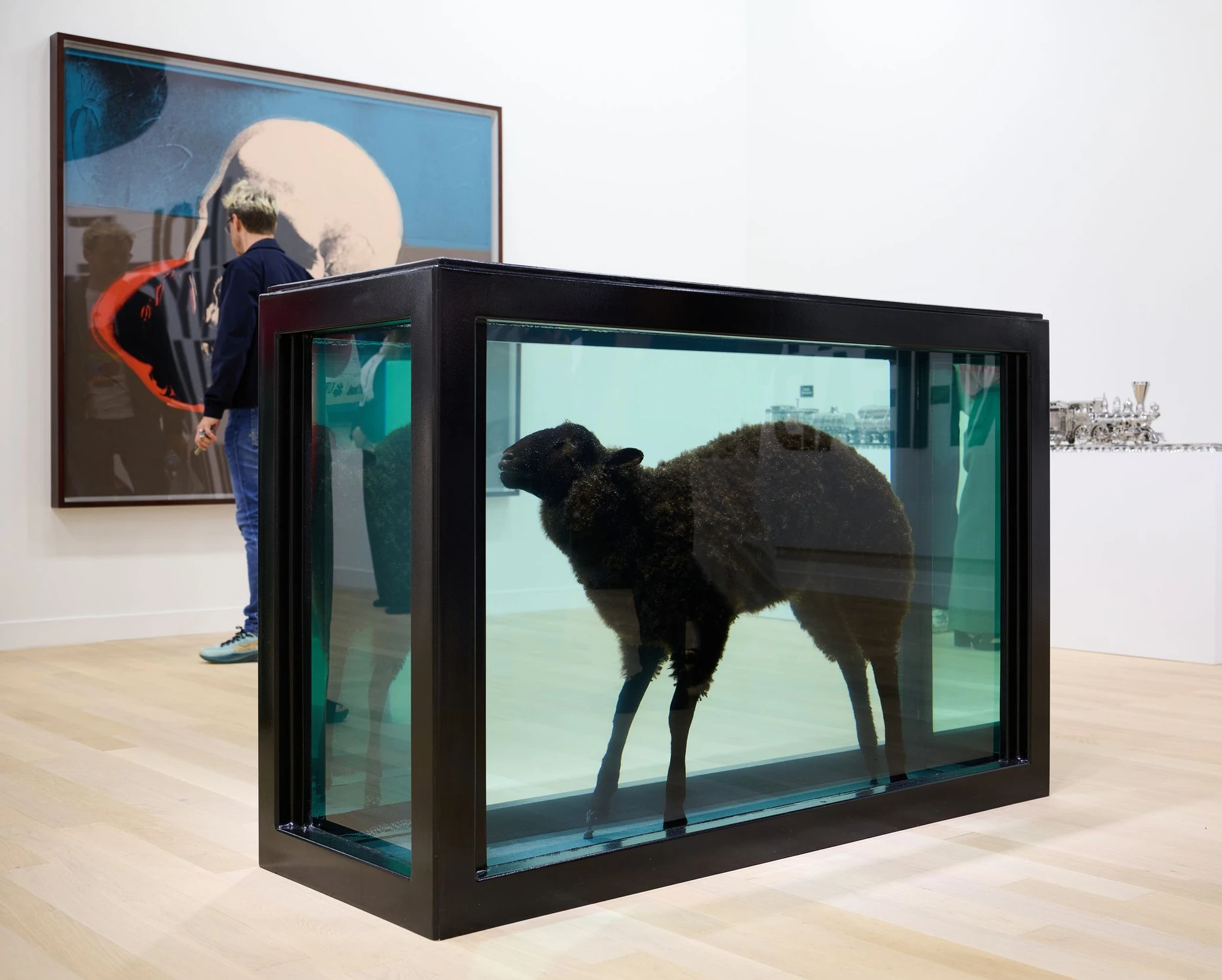 Konserviert bei Gagosian: ein von Damien Hirst eingelegtes Schaf vor einem „Skull“ von Andy Warhol