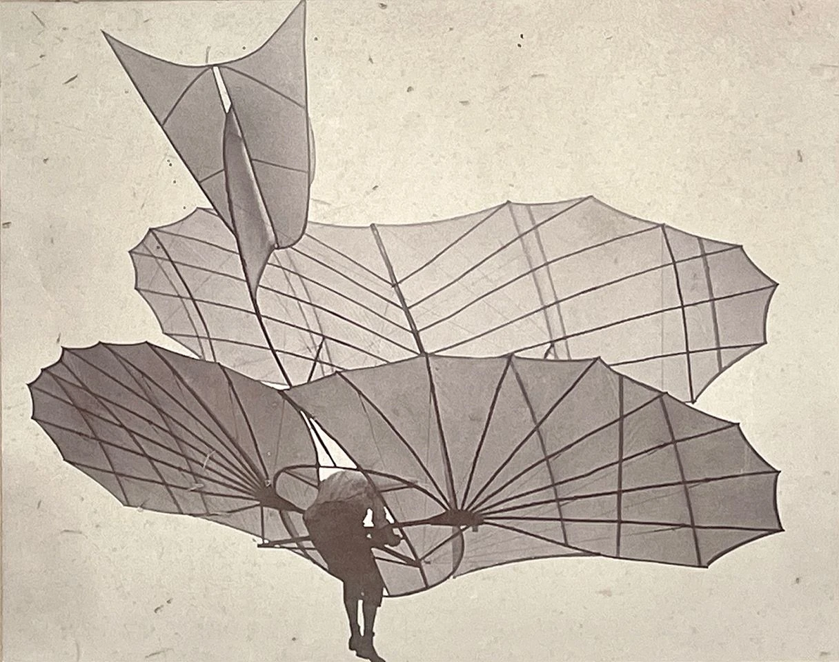 Es gibt auch Fotografien: Das Antiquariat Michael Kühn hat eine Aufnahme von Richard Neuhauss dabei, die Otto Lilienthal 1895 beim Gleitflugversuch zeigt.