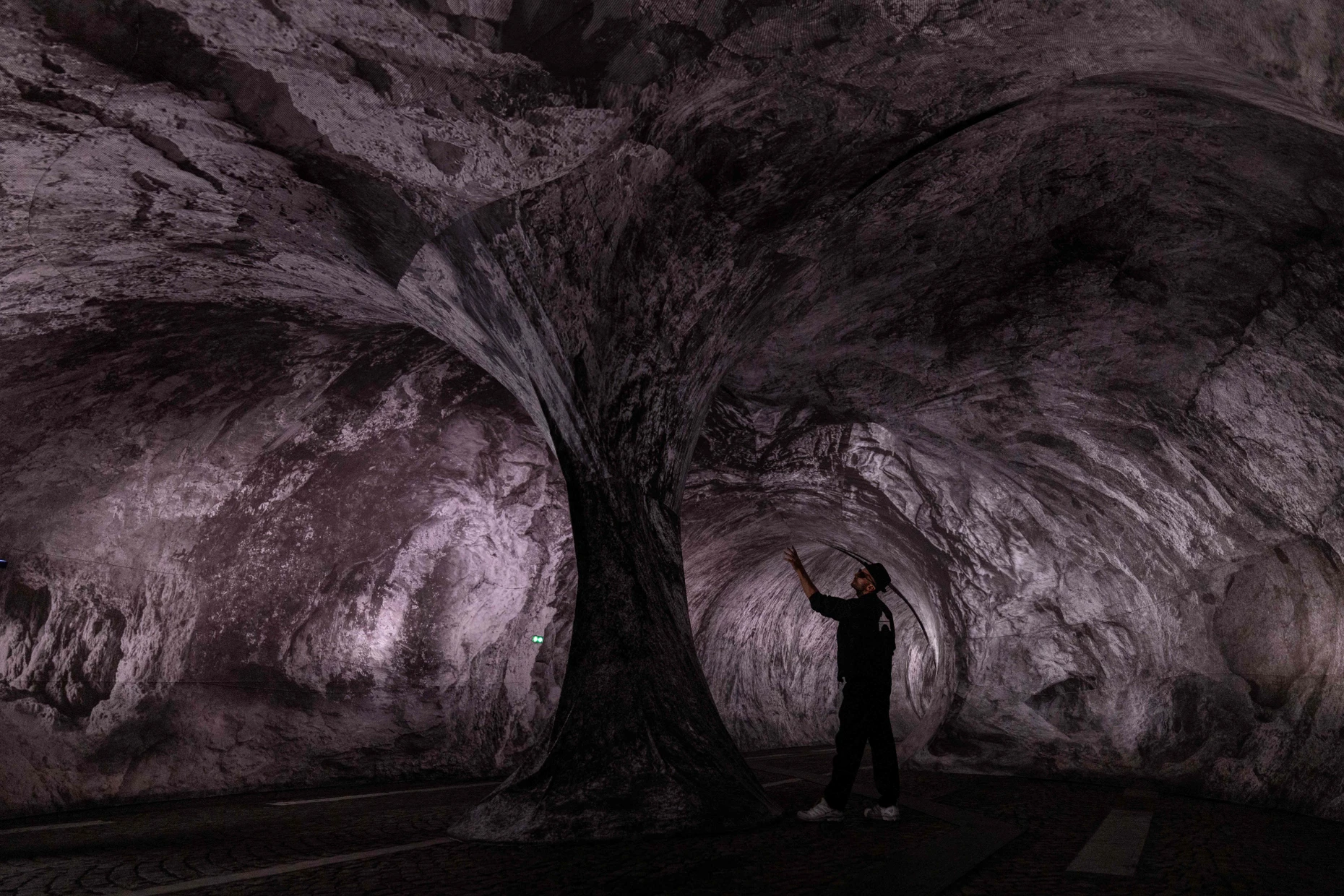 Platonisches Höhlengleichnis in Paris? Das Innere der „Caverne du Pont Neuf“ mit dem Streetart-Künstler JR