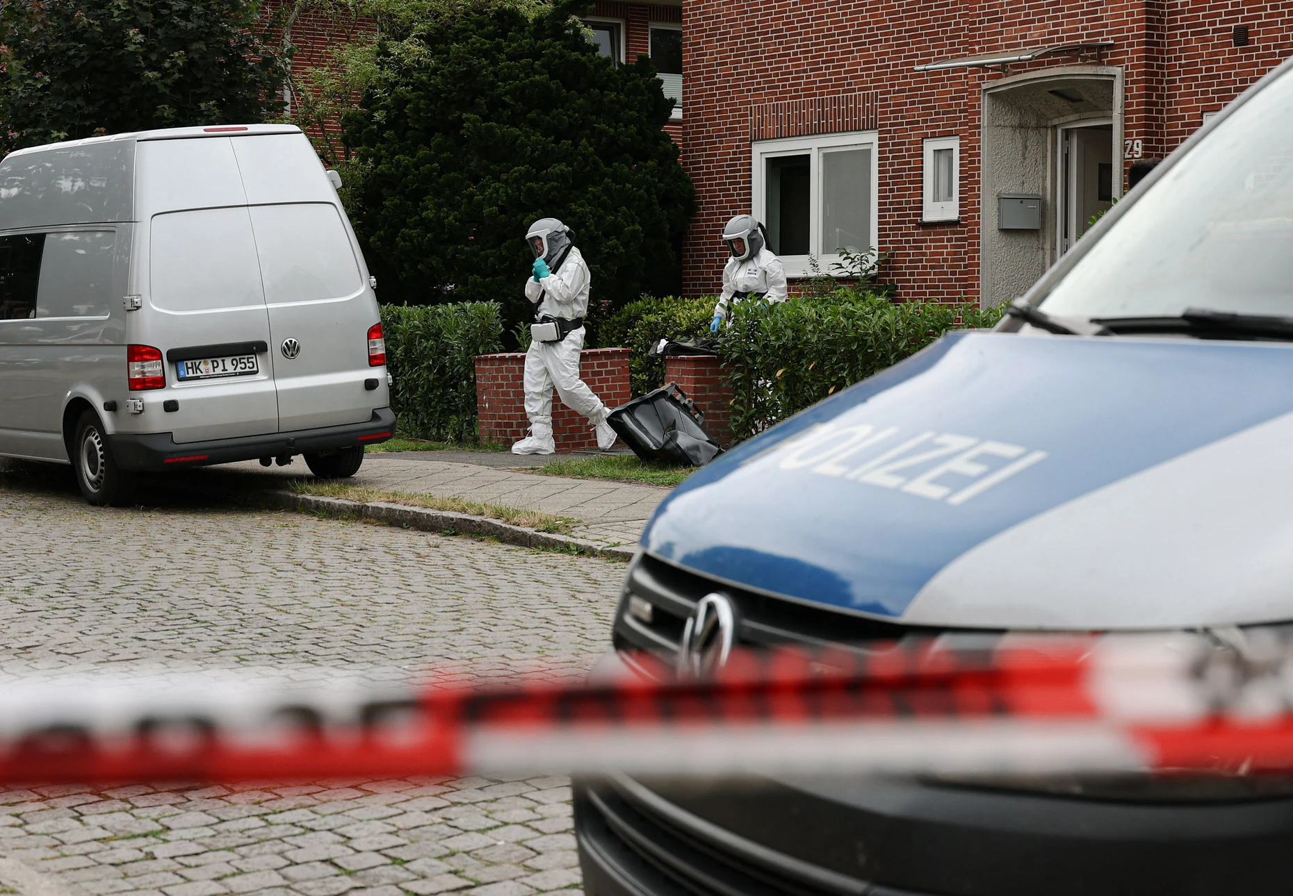 Sechs Mitarbeiter einer Jugendhilfeeinrichtung und des Jugendamtes wurden hier getötet: Forensiker in Schutzkleidung arbeiten am 30. Juni 2026 am Tatort in Stade.