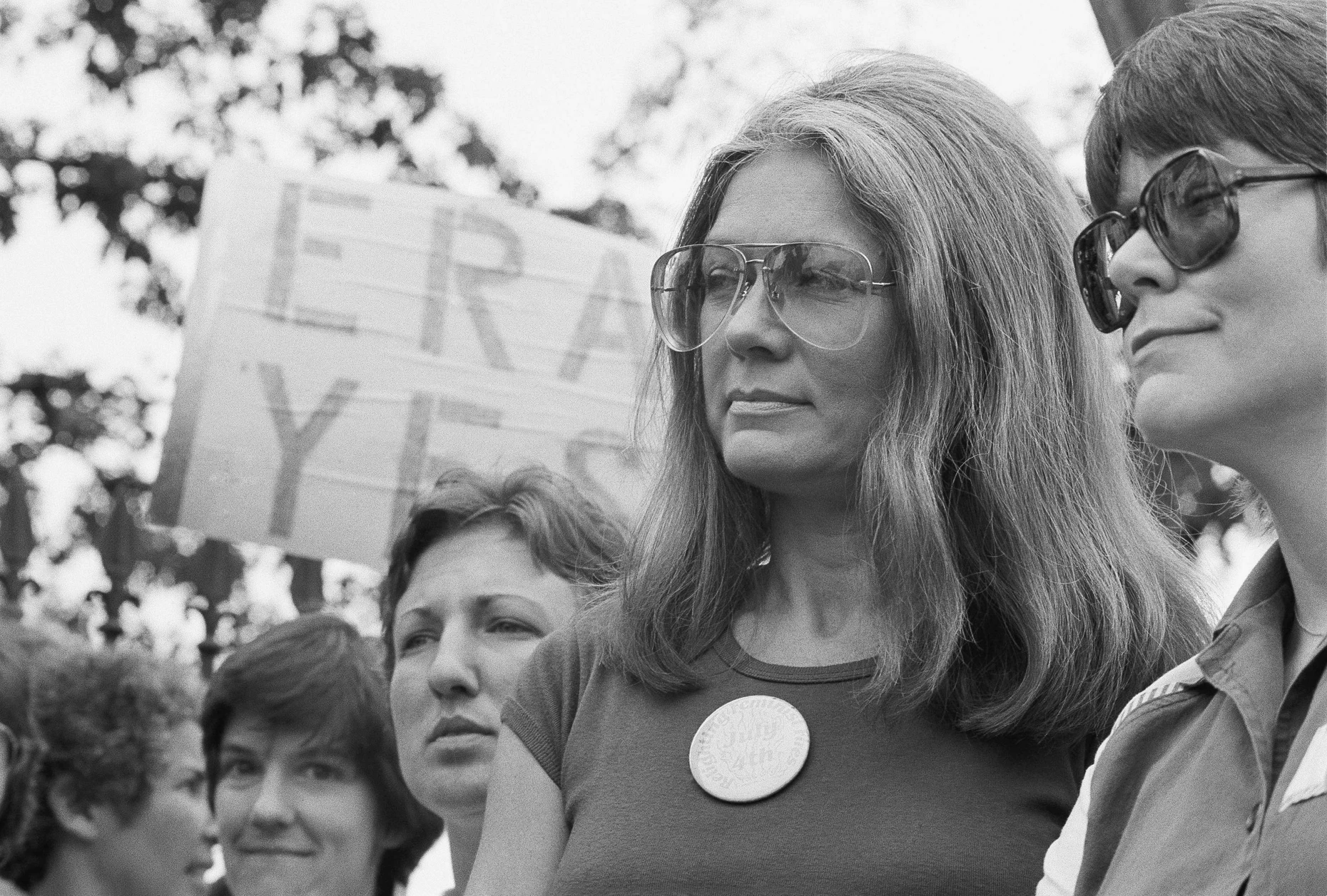 Gloria Steinem bei einer Kundgebung für den Gleichstellungszusatz zur amerikanischen Verfassung vor dem Weißen Haus in Washington am 4. Juli 1981.