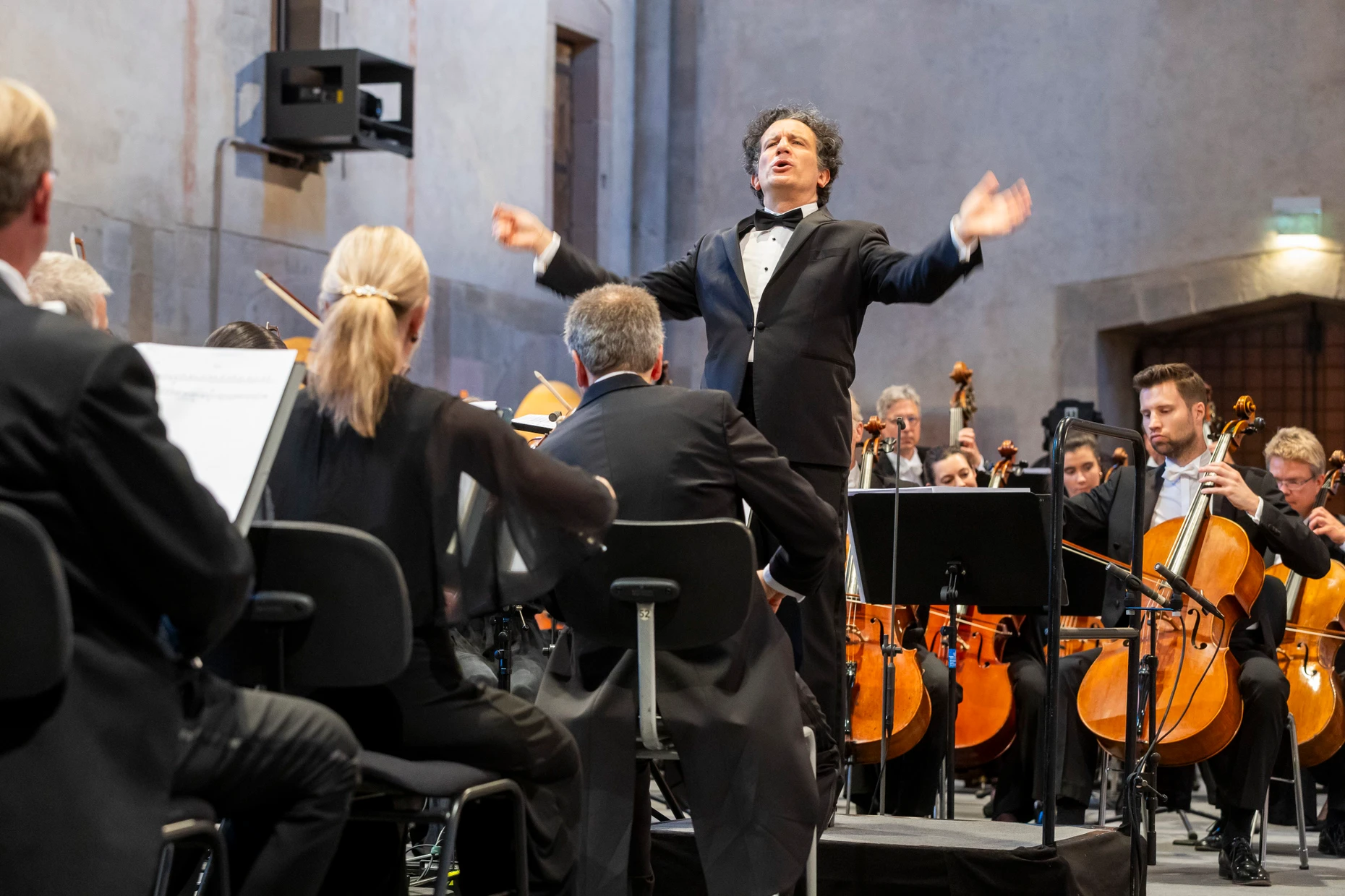 Alain Altinoglu dirigiert das hr-Sinfonieorchester während dem Eröffnungskonzert des Rheingau Musikfestivals im Kloster Eberbach