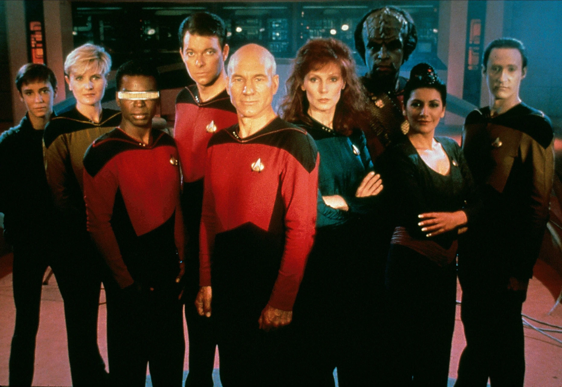 Vollversammlung: Wil Wheaton, Denise Crosby, Levar Burton, Jonathan Frakes, Patrick Stewart, Gates Mcfadden, Michael Dorn, Marina Sirtis in „Star Trek: The Next Generation“.