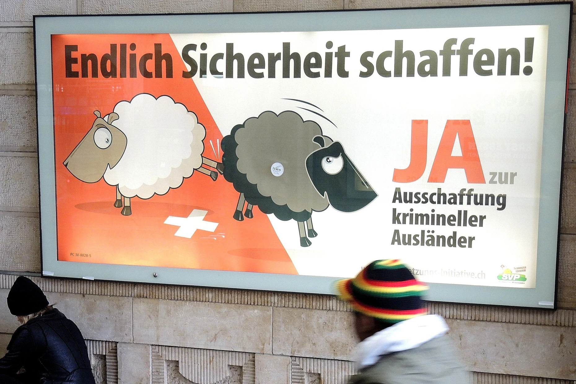 Mit solchen Plakaten wirbt die SVP, hier am Hauptbahnhof in Basel.