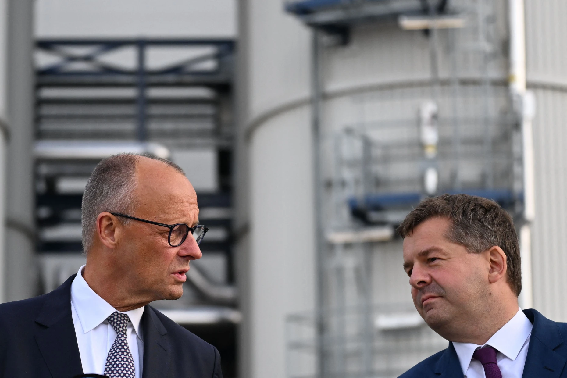 Bundeskanzler Friedrich Merz mit dem sachsen-anhaltischen CDU-Ministerpräsidenten Sven Schulze beim Besuch einer Bioraffinerie in Leuna